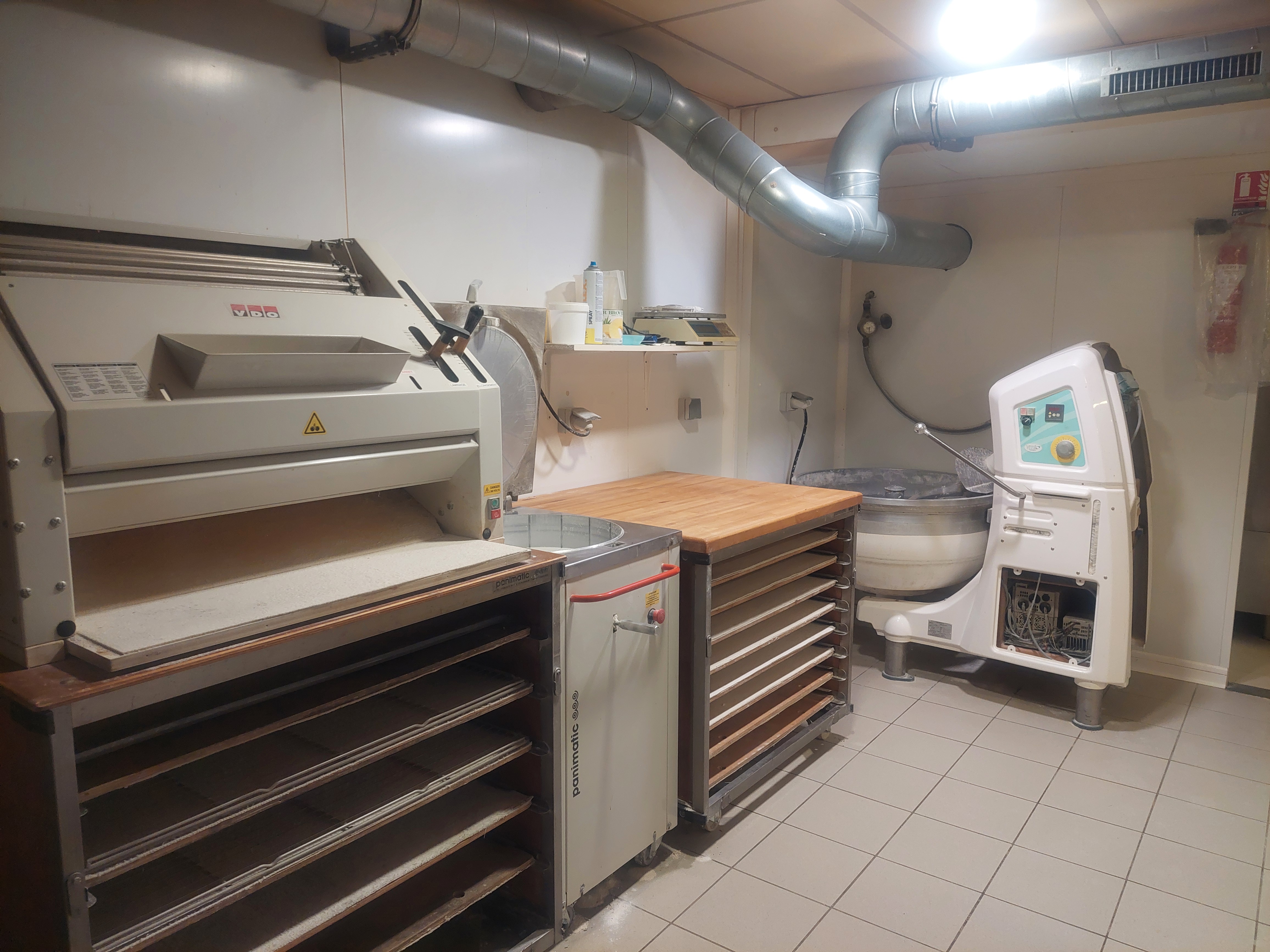 À Saulnières (35), boulangerie-pâtisserie-épicerie à vendre pour cause de départ en retraite.

Le commerce fonctionne bien : il bénéficie d’une clientèle fidèle et offre un fort potentiel de développement.

📅 Local disponible à partir de mars 2027.

💶 Prix du fond de commerce : 80 000€ (négociable)
Loyer : 517€ / mois (négociable)


 🥖 Les atouts de ce commerce :

• Fort attachement des habitants, véritable vecteur de lien social
•  Emplacement en cœur de bourg
• Très bonne visibilité sur la RD777, axe très passant en entrée et sortie de bourg
• Places de parking pour la clientèle
• Aucune concurrence sur la commune
• À 5 minutes de marche de l’école (maternelle et primaire)


🥐 En pratique :

• Surface de 130 m² (boutique et fournil), avec une réserve située en face du commerce
• Chiffre d’affaire : 207 000€ HT
• Équipe actuelle : 1 salarié en production et 1 salarié en vente
• Jours de fermeture : mardi et mercredi
• Congés : 5 semaines par an


🌳 Saulnières, une commune en plein développement :

Saulnières compte 817 habitants en 2026, soit une progression de 5,7 % depuis 2017.
Un lotissement communal est actuellement en cours de construction, à quelques minutes à pied du commerce, avec 59 nouvelles maisons en prévision.
La commune dispose de nombreux services et équipements : médiathèque « Le Grenier à Sel », FabLab, salle multisport, stade de Foot à 5, salle des fêtes, restaurant,  aire de jeux…
Elle bénéficie également d’un cadre de vie agréable avec un étang communal, des sentiers de randonnée et des événements tout au long de l’année, ainsi que d’un tissu associatif dynamique avec 10 associations.
L’école primaire compte 102 élèves à la rentrée 2026.

Plus d'infos : https://www.saulnieres35.fr/

📍 Situation : 

• 8 min de Janzé 
• 12 min de Bain-de-Bretagne 
• 20 min de Rennes (La Poterie)