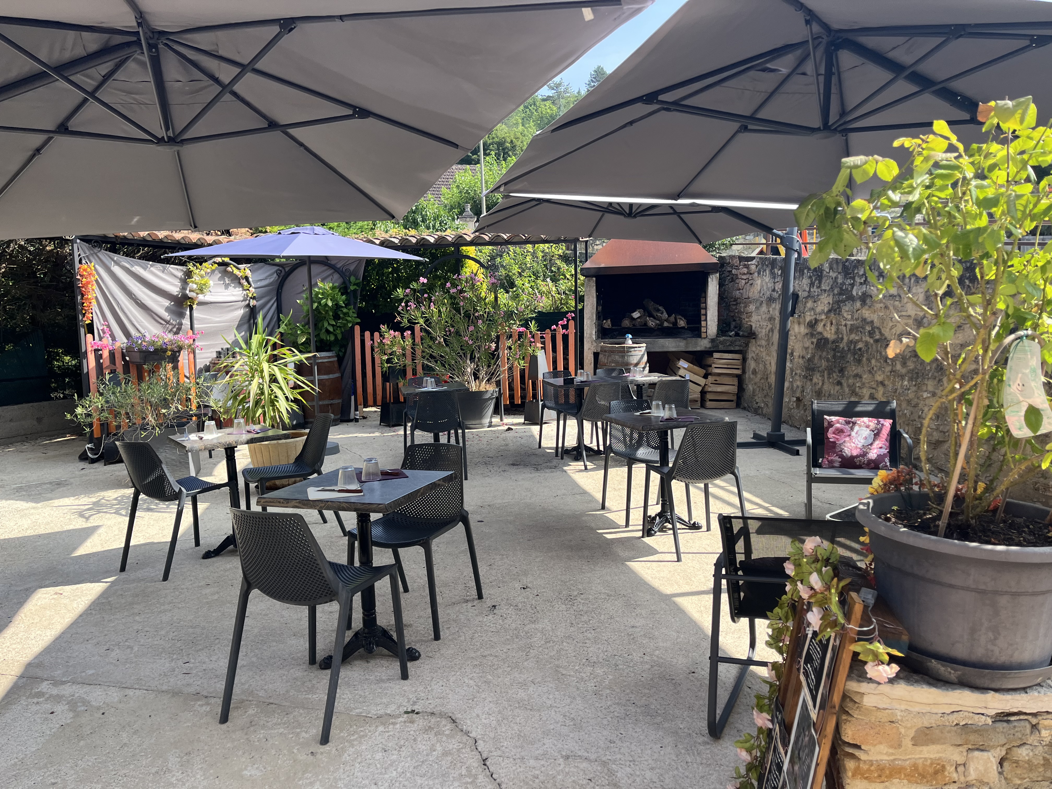 Ce café restaurant traditionnel et familial est à reprendre dans le centre bourg du charmant village de Duravel. Localisé en plein centre sur un axe très passant, le restaurant a développé une clientèle, principalement locale, avec une forte activité saisonnière. Des soirées à thème et évènements spécifiques attirent une clientèle régionale.

Le restaurant est composé d'une salle charmante de 120 m² avec bar, une capacité d'environ 80 couverts. Deux belles terrasses équipées d'un barbecue peuvent accueillir en saison 70 couverts en extérieur. Cuisine équipée et fonctionnelle. Licence IV.
Le restaurant fait actuellement, en moyenne, un chiffre d'affaires de 190 à 200k € par an.

Le bar restaurant fait partie d’un ensemble immobilier à fort potentiel, environ 400m² de surface au total. Un projet global de chambres d’hôtes ou de locations (saisonnières ou à l’année) est envisageable au-dessus du restaurant. L’immeuble étant anciennement un hôtel, l’étage est composé de 7/8 pièces qui pourraient être reconfigurées pour un usage locatif, globalement en bon état mais nécessitant un rafraichissement.
Un deuxième appartement individuel de 80m² jouxte le bâtiment principal, composé d’une cuisine, salle de bain, sanitaires, une pièce à vivre et une chambre. L’intérieur a été refait à neuf, avec nouvelle isolation et installation de système de climatisation. Une petite cour intérieure sépare les différents bâtiments.
Système de chauffage de l’ensemble au gaz.

Prix de l’ensemble (fonds de commerce & ensemble immobilier) : 380 000 €
Prix de l’immobilier : 300 000 €
Prix du fonds de commerce : 80 000 €