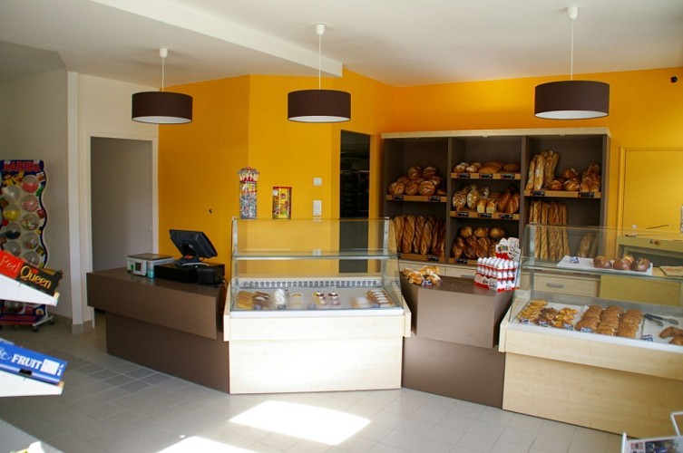 La commune de Plufur recherche de nouveaux repreneurs pour son commerce de proximité, situé au cœur du bourg.

🏪 Le commerce regroupe plusieurs activités :

🥖 Boulangerie
🛒 Épicerie
☕ Bar
🚬 Tabac
🍀 Française des Jeux (FDJ)

La commune met à disposition :

- Un local commercial communal (avec licence IV)

- Le matériel nécessaire à l'activité de boulangerie

- Un logement situé à l'étage, pouvant accueillir une famille

🔑 L'ensemble est proposé à la location, avec un loyer mensuel.

📅 Disponible à partir du 1er janvier 2027.

Ce commerce représente une belle opportunité pour des personnes souhaitant s'installer et participer à la vie d'une commune rurale dynamique.

📞 Pour tout renseignement ou pour manifester votre intérêt, contactez la mairie de Plufur.