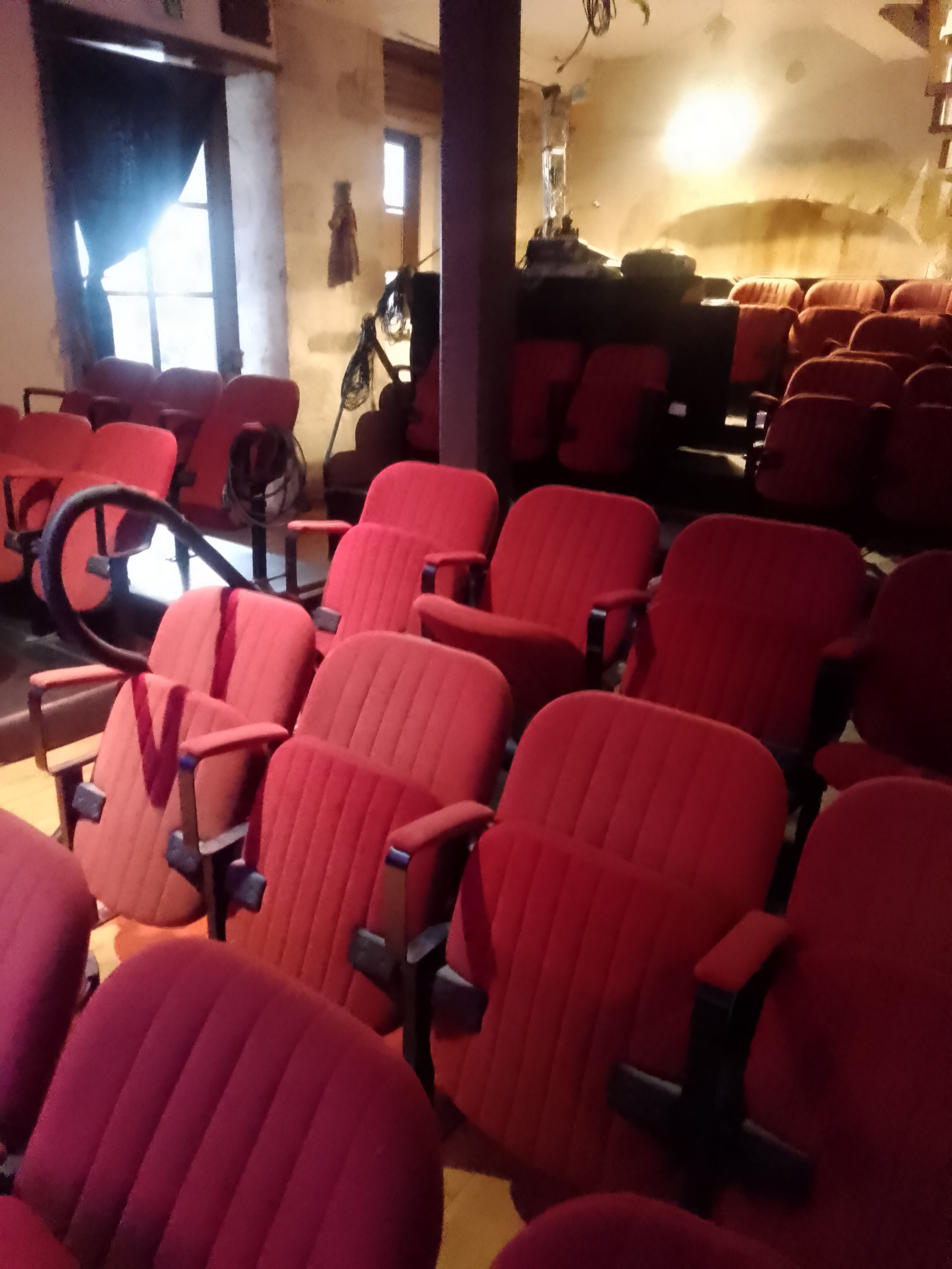 Théâtre de poche, gradin, pendrillons, tapis de danse, salle de travail, loge, cuisine le tout sur 180m carré
+
Appartement, 180M carré, grand séjour baigné de lumière, trois grandes chambres dont une suite parentale, douches, dressing, cuisine ouverte, garage...
+
4 appartements loués, 
1 studio meublé 25 m carré
1 T1 bis meublé 35 m carré
1 T2 meublé 30 m carré
1 T2 non meublé cuisine équipée 50 m carré
Rapport annuel : 18.000€
beaucoup de photos sur demande...