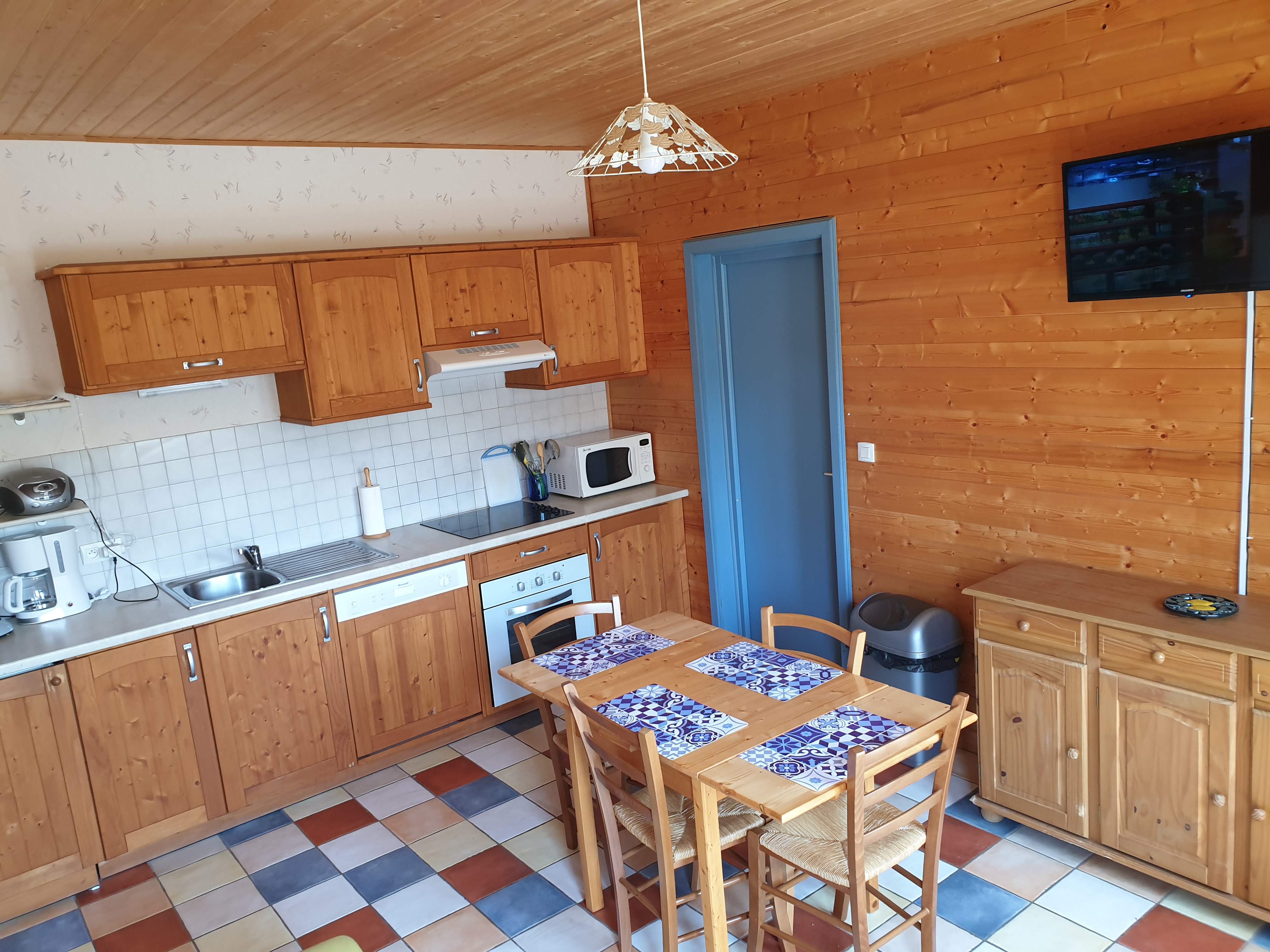 Superbe maison rénovée actuellement exploitée en gîte de groupe et appartements location aux saisonniers
Cette maison en L avec une vue incroyable sur Besse et le Sancy d'un côté et les monts du Forez de l'autre, au calme Elle  est idéalement située pour être  exploitée soit des chambres d'hôtes soit du gîte de groupe, mais aussi servir de maison familiale .
Elle se compose :
d'une entrée avec coin lavage 
d'une grande salle de vie de plus de 100m2 avec 2 tables en chêne massif, une partie cuisine aménagée et équipée, d'un espace détente avec billard, baby foot, coin lecture et jeux de société,  qui donne sur une grande terrasse. Cela permets de servir des petits déjeuners ou faire un barbecue.
Une partie qui avant appartement privée sert maintenant de salle de jeux enfants.
Deux chambres, salle d'eau et Wc complète ce palier
Au 1er vous trouverez des rangements pour le linge, et 5 chambres :  2 sont prévues pour 2 personnes et les 3 autres sont des chambres familiales ( lit jumeaux/bz  -  queen - king ). Enfin une partie autrefois servant de réserve est en cours d'aménagement pour faire un studio (arrivée d'eau/électricité/chauffage faites).
En rez-de-jardin, vous trouverez 2 appartements :
- un de 51m2 comprenant un coin cuisine/repas/salon, deux chambres, salle d'eau avec wc, coin lavage, une terrasse avec store et bbq
- un de 31m2 comprenant un coin cuisine/repas avec un bz, une chambre, salle d'eau avec wc, coin lavage, une terrasse avec store et bbq
Au sous-sol vous pourrez stationner sans problème 3 voitures. Un espace chaufferie
une pièce servant de stockage, une laverie.

Chaque partie est indépendantes : entrée pour chaque appartement et partie chambres d'hôtes
Chaque partie est équipée d'un compteur électrique et eau
Chauffage au Pellet général - Radiateurs avec thermostat
Poêle à pellet dans la salle de vie
Economiseur d'eau sur les douches et robinets
Isolation par le toit (laine de verre- flocage ) par le sous-sol (isolant de 10 cm) double vitrage - isolation par les murs ( liège compressé).

Fibre installée en 2023

Possibilité de faire une partie jardin ou autre 

Annonce sur différents sites (OT, Cybevasion, Abritel, Le Bon Coin,...)
Notée 4.9 sur sites 

Avantages de la maison :
- situé à 400m du centre de Besse
- dans un quartier calme (résidentiel)
- vue exceptionnelle
- rénovée et peut être exploitée immédiatement
- DPE  B et GES A
- possibilité de louer les 2 appartements indépendants et d'habiter le reste
- possibilité d'exploiter la partie restauration
- places de parking privées

Inconvénients :
- Doit être mis à son goût si besoin
- Ceux de la montagne

Acheteurs à qui elle peut correspondre : couple avec ou sans enfants, pour exploiter avec la partie restauration.
Pour les familles : garderies, écoles jusqu'à la 3eme
Médecins, Infirmières, Kiné, Ostéopathe, Pharmaciens, Opticien, supermarché, commerces, restaurants

  Nous vendons car étant en retraite ainsi que problèmes de sante, que la reprise par notre fils n'a pas pu se faire (cause accident).
Disponible de suite mais surtout pour la saison d'hiver.
Réservation en cours pour vacances Noël/Réveillon et Hiver

Autres photos et adresse sur demande

Visite sur demande après prise de renseignements
Curieux s'abstenir merci