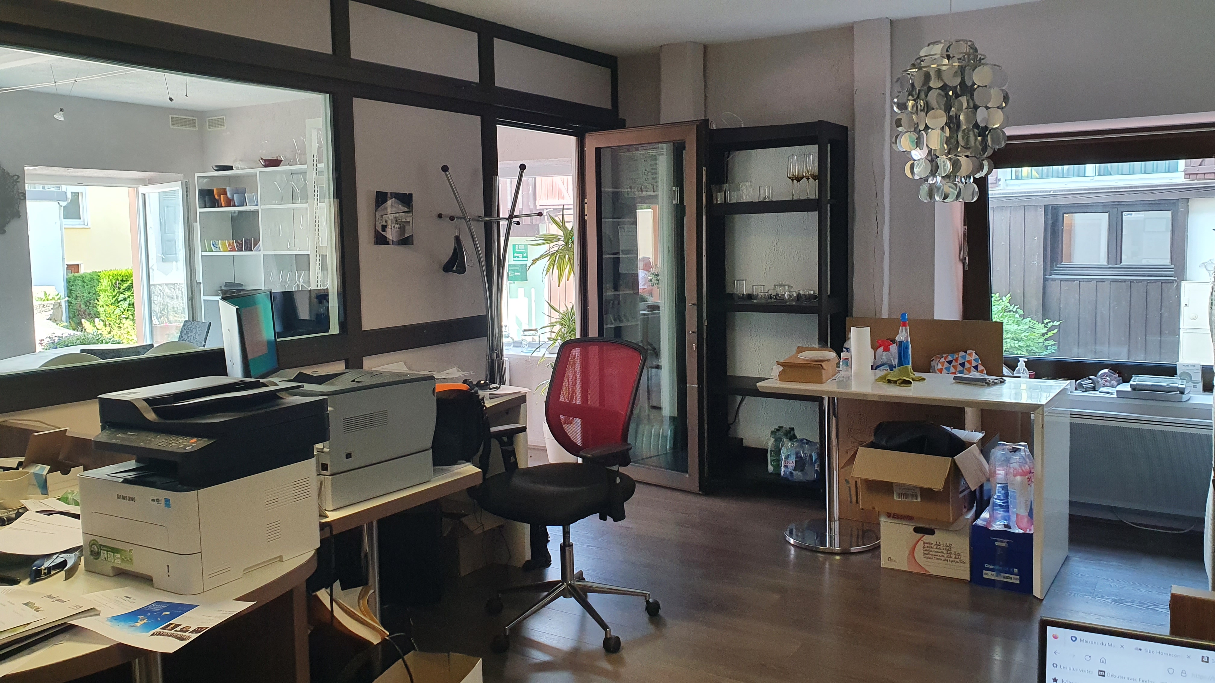 Plein centre, local professionnel ou commercial de 53m², en plain-pied, 
2 pièces, 4 vitrines, 1 WC lave-mains, chauffage électrique individuel.
Libre de suite. Loyer de 530€ mensuel.