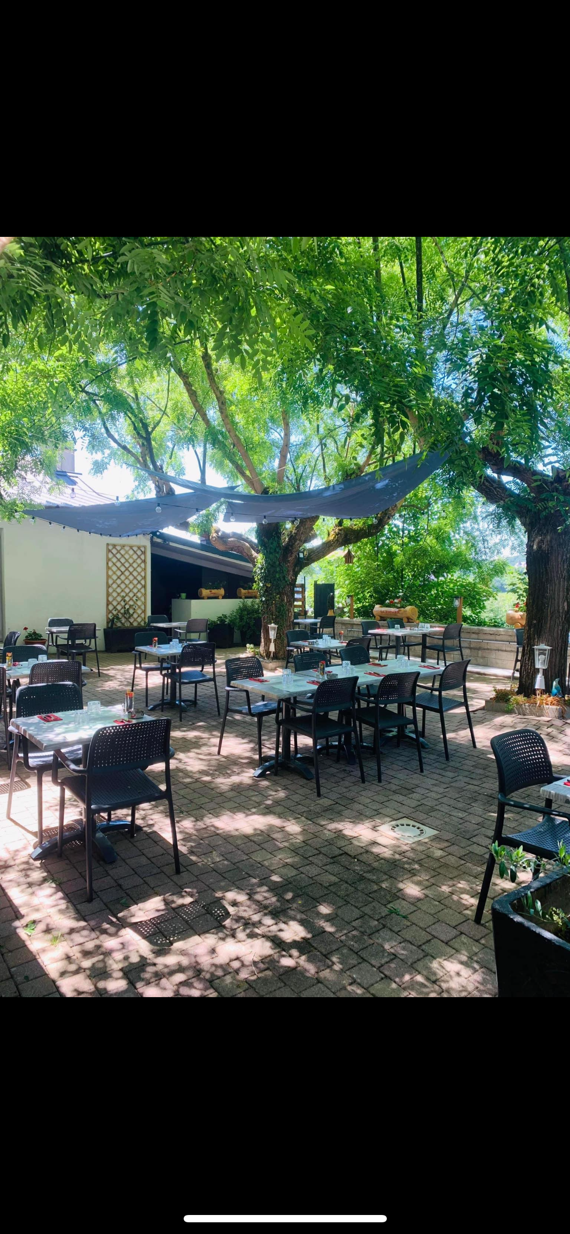 À vendre : Hôtel-Restaurant situé sur un axe stratégique Clermont-Montpellier.

- **Capacité :** 30 numéros
- **Équipements :** Piscine avec espace vert, ascenseur, salle véranda, terrasse et grand garage
- **Emplacement :** À seulement 3 minutes de la sortie d'autoroute A75
- **Proximité :** À 1h15 de Montpellier, 1h20 de Vias et Cap d'Agde, 1h30 de Clermont-Ferrand, et 20 minutes du Viaduc de Millau
- **Environnement :** Situé à proximité du village médiéval de Sévérac-le-Château
- **Horaires :** Fermé le dimanche soir et le lundi
- **Vacances :** Fermé annuellement en janvier et février
- **Option :** Possibilité d'acheter une maison mitoyenne à l'hôtel comprenant deux appartements de 100 m² chacun, refaits à neuf en 2021

Chiffres d’affaires plus de 500000€
Prix du fond de commerce 270000€
Prix des murs 380000€

Pour plus de renseignements, veuillez nous contacter.