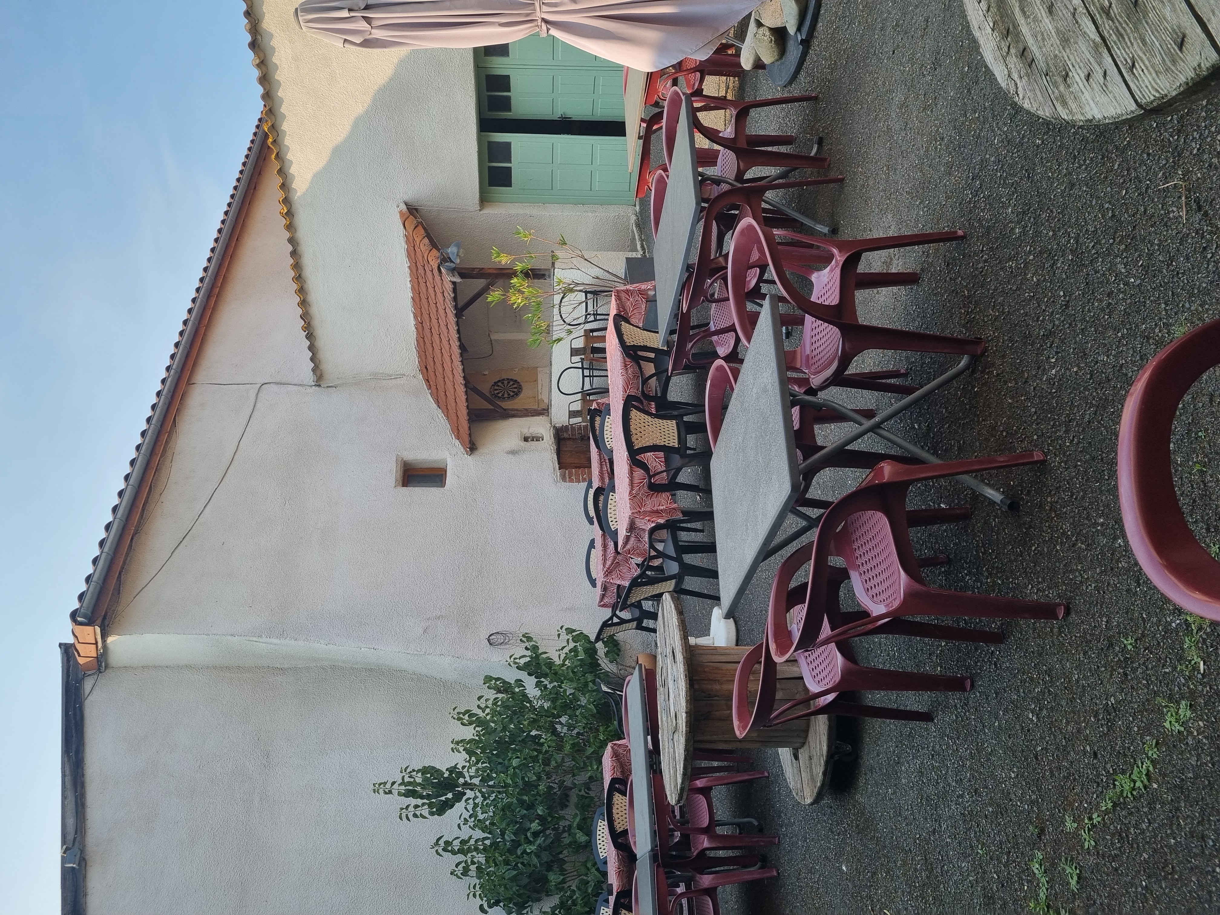 Bonjour 

Je vend mon fond de commerce 
Qui comprends un bar ,épicerie et restaurant pour 50000 euros .
Licence 4
Ainsi que les murs avec un appartement 200000 euros.

Total m2 de l'établissement 485 m2 
Avec cours et garage. 

Je souhaiterai vendre la totalité