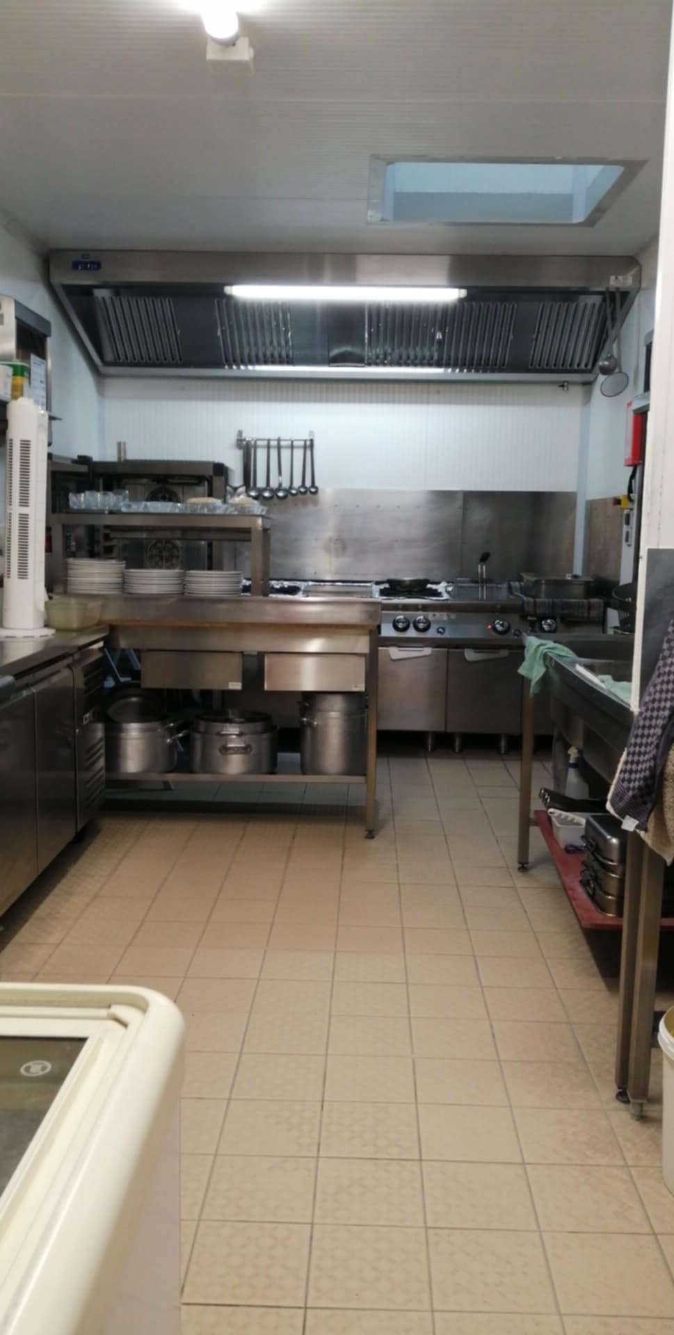 Dans un village de 1260 habt ,sur un axe Le Mans, Angers, à 6 km d'une ville de 15000 habt très passager.
Grands parking devant établissement gratuit.
Tenu par un couple depuis 8 ans, une serveuse à mi temps depuis mai 2025.
Pour nous les trimestres d'un travail d'une vies sont complets.
Le bar restaurant est ouvert que le midi, du lundi au vendredi, pas de prestation extérieure.
Au menu ouvrier et familiale, service buffet d'entrée, le talent culinaire des plats mijoté seront appréciés.
Salle de 60 places assises, dont une pour groupe sur réservation de 16 à 23 pers. Totalité de la surface de l'établissement 120 m2.
Une terrasse paysagé de 12 couverts.
Travail avec carnet de clientèle à la fiche pour les ouvriers.
Congés annuel 2 semaines en août,2 semaines aux fêtes et tous les fériés.
La cuisine à été refaite à neuf en 2019 ainsi que tout le matériels, four 7 niveaux, plancha gaz, friteuses électrique, fourneau 4 gaz plus plaques milieu et four gaz, installation électriques et gaz de ville tout est en inox.
Ce restaurant dispose d'une grande chambre positive "évaporateur neuf en avril 2025" une tour 2 portes et trois vitrines positives ainsi que 2 grand buffets pour le buffet d'entrée acheté en 2019 .
ballon eau chaude pour plonge séparé de la cuisine changer en 2024.
chaudière gaz pour le chauffage restaurant et eau chaude cuisine changer en 2023.
cave en dessous du restaurant.
Au dessus un logement 2 belles chambres ,un bureau ,une pièces avec kitchenette ,une salle de bain avec wc(tous repeint en 2025).bail commerciale de 3,6,9 ans, loyer avec logement 950€ mensuel.
chiffre d'affaires stable de 2023,2024,2025. 
bilan comptable à disposition.
pas de contrat à reprendre sur aucun matériel.
