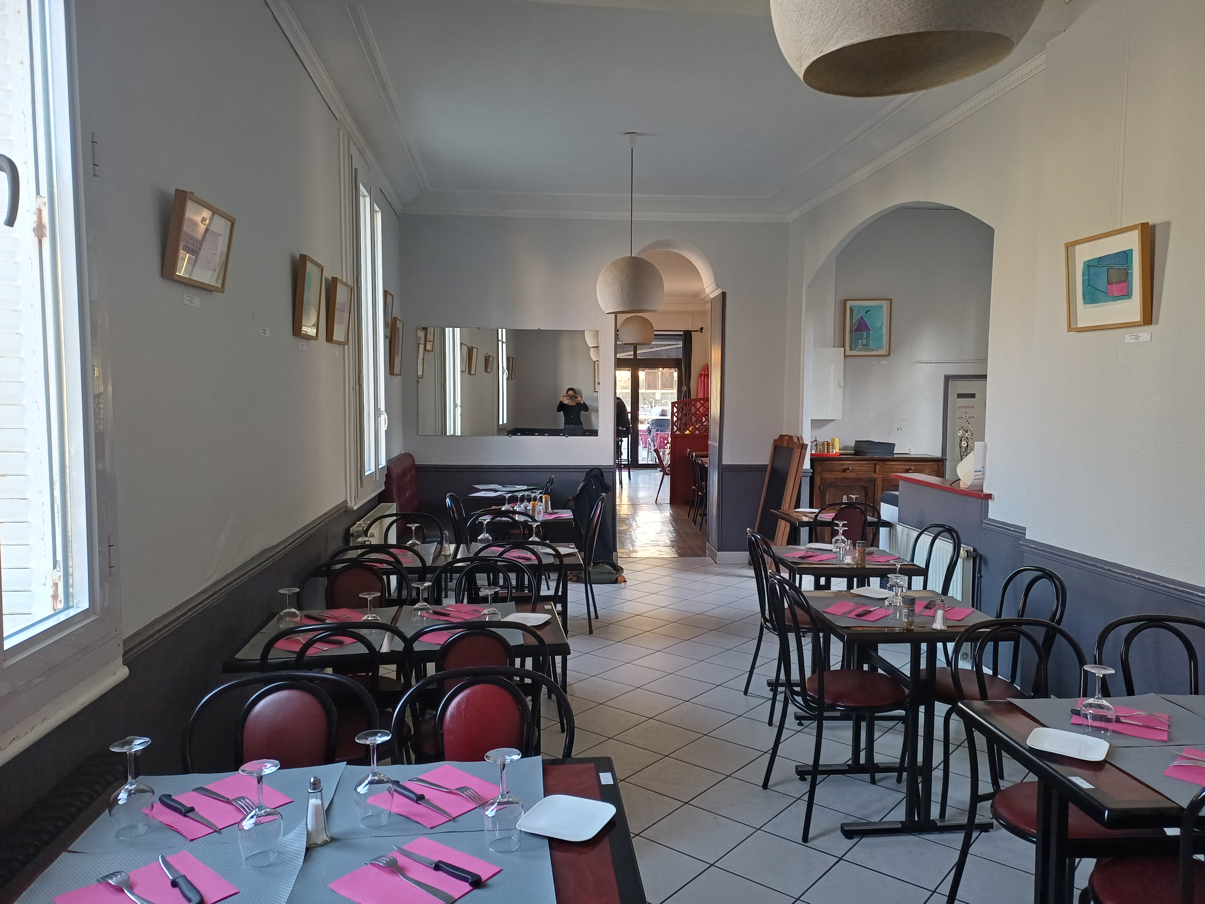 A reprendre dans le centre-ville touristique et vivant d'Aubusson, capitale internationale de la tapisserie, proche du Parc Naturel Régional de Millevaches en Limousin.
Situé entre Limoges et Clermont-Ferrand à Aubusson, une ville animée et vivante, avec ses 140 commerces.
Ce bar-restaurant recherche un ou des repreneurs suite à un futur départ à la retraite. Ce restaurant est idéalement situé sur un axe très fréquenté. Son emplacement garantit un flux constant de clientèle à la fois locale grâce aux administrations et entreprises locales mais aussi touristique grâce à la proximité de la Cité internationale de la tapisserie qui attire chaque année 50 000 visiteurs.
Ce commerce pouvant servir une cinquantaine de couverts est idéal pour un couple suhaitant reprendre et développer des activités de bar-restauration, snacking et profiter d'un cadre de vie préservé. 
Salle de bar de 50 m²
Salle de restaurant de 50 m²
Terrasse agréable, ensoleillée de matin de 18 places
Cave de 50 m²
Places de stationnement à proximité
Cuisine équipée
Licence IV
Les +
Affaire clé en main
Emplacement stratégique sur un axe passant
Proximité des parkings gratuits
Régime spécial d'exonérations fiscales et sociales (zone FRR)
Loyer 679€

Cadre de vie : 
Ici, vous trouverez un cadre de vie agréable avec de nombreux services de qualité (centre hospitalier, crèche, de l’école maternelle au lycée+BTS, centre de loisirs, cinéma, maison des sports et de la danse, Scène Nationale, centre Aqualudique,…) et une vie culturelle et sociale dense grâce à de nombreuses associations qui animent le territoire. Aubusson bénéficie de la proximité des grands espaces et lacs du Parc Naturel Régional de Millevaches, propice aux activités sportives comme la randonnée à pied, à cheval et VTT.

Vous ne serez pas seul.e.s dans vos démarches
●	1  accompagnement et conseils par les cédants
●	1 accompagnement à la reprise de l’activité (business plan, statut juridique, formations, obligations légales, conseils au développement, orientations sur les dispositifs d’aides financières) par la développeuse économique de Creuse Grand Sud

●	1 accompagnement personnalisé à l’installation pour vous et votre famille (emploi du conjoint, logement, écoles, services, activités sportives et culturelles…)