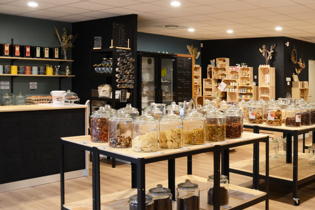 La structure à reprendre

Du Bonheur en Bocal est une épicerie bio, vrac et locale ouverte en 2021 à Saint-Étienne-de-Montluc. C'est un lieu où l'on vient faire ses courses sans emballage superflu, échanger quelques mots ou de longues conversations et demander un conseil. C'est aussi un débouché fidèle pour de nombreux maraîchers, fermiers et artisans des environs, et un lien précieux pour certaines personnes âgées de la commune.

Après les fermetures du P'tit Poids à Couëron et du Ty Vrac de Maman à Treillières, c'est l'une des dernières épiceries bio et vrac indépendantes à l'ouest de Nantes.

L'opportunité

Après une belle aventure, les associés souhaitent passer la main. Ils cherchent la personne qui fera de l'épicerie son activité professionnelle principale et la fera vivre longtemps.

L'affaire est saine et bien lancée, avec une clientèle fidèle et un chiffre d'affaires de plus de 340 000 € par an, en progression. Le prêt bancaire est presque entièrement remboursé. Selon le profil du repreneur, des personnes attachées à l'épicerie pourraient envisager de l'accompagner financièrement, en complément de son propre apport.

Ce que nous proposons

une transmission accompagnée : fournisseurs, producteurs, outils, habitudes de la clientèle et petits secrets du vrac ;
un réseau local solide de producteurs et de clients fidèles ;
les informations financières détaillées, communiquées aux candidats sérieux après signature d'un engagement de confidentialité.
Pour candidater

Toutes les informations et le formulaire de contact sont sur notre page : https://pro.bonheurenbocal.fr/epicerie-a-reprendre-saint-etienne-de-montluc/