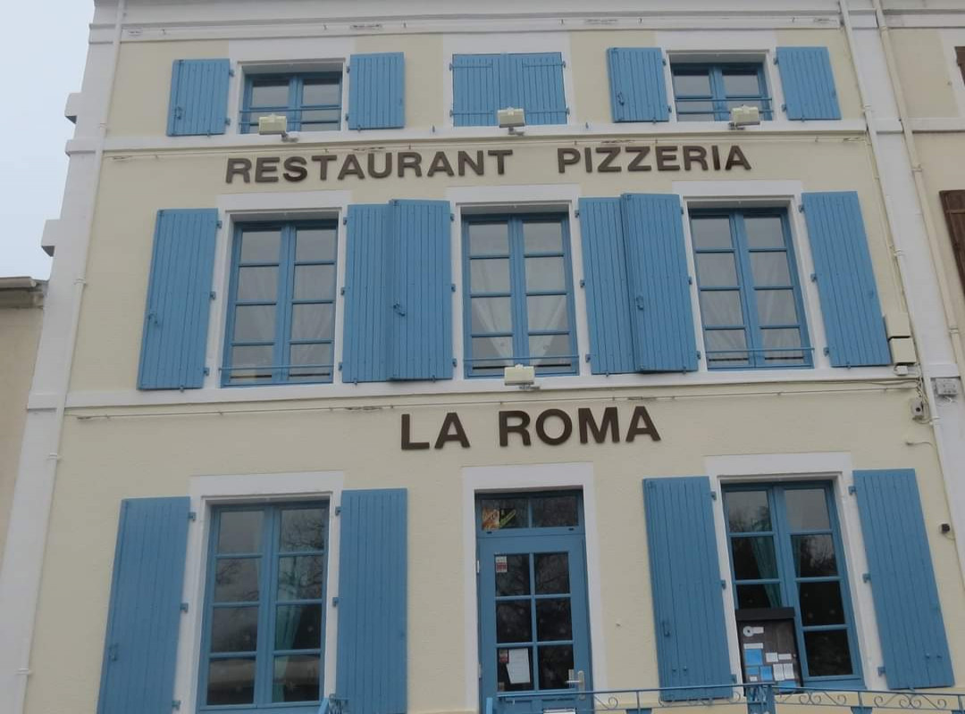 Surgères ville de 7000hbts à quelques kilomètres de LaRochelle avec une gare sncf et le TGV direct pour Paris. A vendre pizzeria restaurant 50places intérieurs et 30 en terrasse, affaire tenue depuis 10 ans, Chiffre d'affaire stable, très bon EBE. Tres beau logement au dessus de l'affaire. N'hésitez pas à nous contacter.