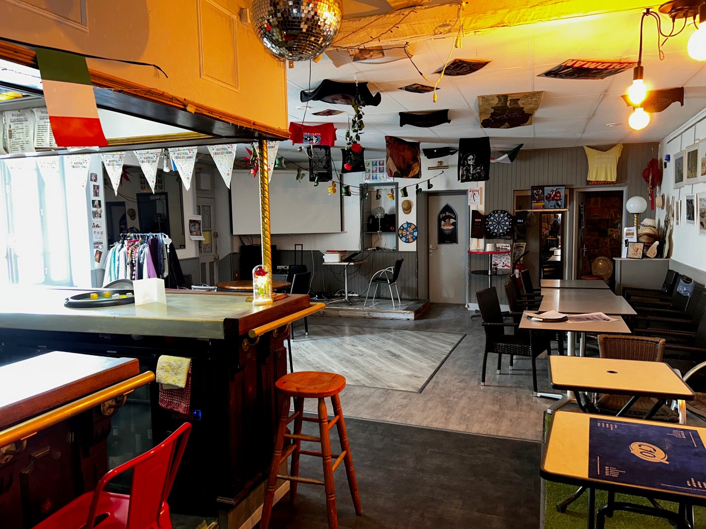 Fonds de commerce bar – brasserie
Loyer 435 € / mois
CA 70.000 €