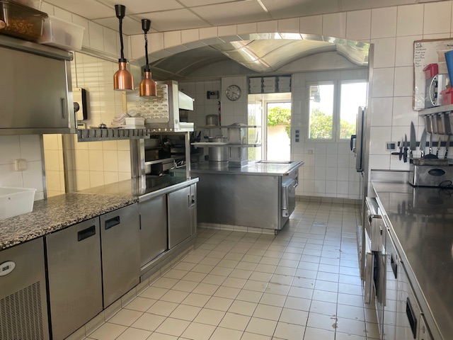 Situé au cœur d’une charmante commune de Touraine, établissement réputé depuis plusieurs décennies, offrant une cuisine traditionnelle revisitée et généreuse.

L’établissement dispose :

- D’une salle d’une capacité de 50 couverts, complétée par un salon privé de 18 places,
- D’une magnifique terrasse de 40 couverts au bord de la Vienne,
- D’un grand parking juste en face,
- D’un logement spacieux (3 à 4 chambres), au-dessus du restaurant.

Atouts :

- Matériel complet et haut de gamme, aucun investissement à prévoir (fourneau central Molteni, four mixte Rational 6 niveaux, Eurocave, lave-verre osmoseur etc.),
- Pas de concurrence directe sur le segment gastronomique,         
- Clientèle locale fidèle et touristique (proximité Chinon, Tours, Poitiers),
- Emplacement en zone franche urbaine (avantages fiscaux),
- Potentiel de développement important (brasserie haut de gamme, fruits de mer, cuisine étoilée, extension possible de la salle).

CA moyen 548k€.

Prix de cession : Fonds 220 000 € net vendeur – (possibilité achat des murs 270 000 € ou location : 2 000 €/mois).

Idéal pour un couple ou un chef souhaitant s’installer dans un cadre de vie agréable et développer une table de caractère.