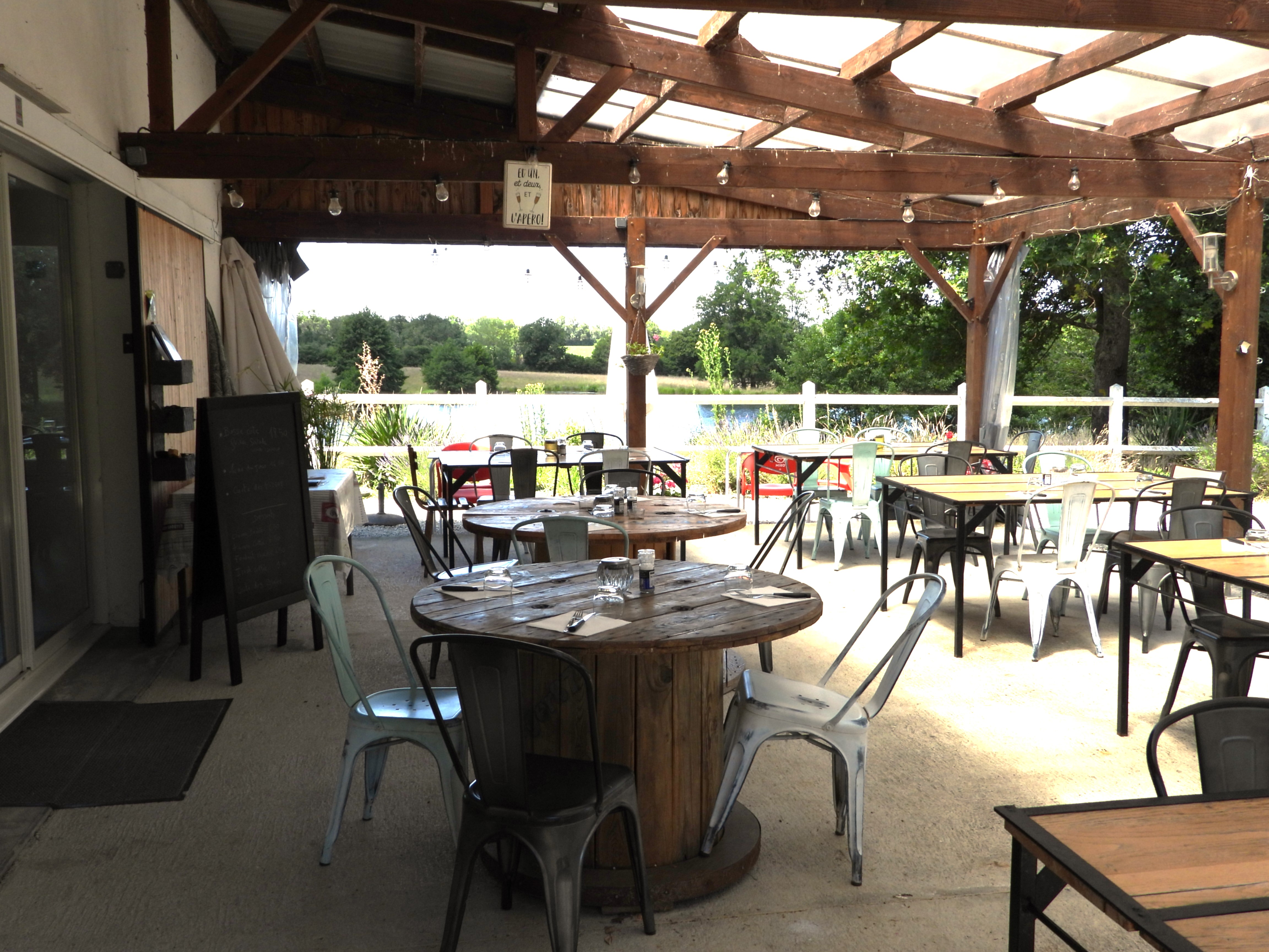 À Val-d’Oire-et-Gartempe, dans un environnement naturel privilégié, découvrez un ensemble immobilier rare réunissant activité professionnelle et cadre de vie remarquable.
Le restaurant bénéficie d’une très belle vue dégagée sur un plan d’eau, offrant un cadre particulièrement apprécié de la clientèle.
(L’étang visible depuis le restaurant est distinct de l’étang inclus dans la propriété.)

L’ensemble comprend :
• Restaurant en activité
• Salle intérieure de 26 couverts
• Terrasse couverte permettant 40 à 60 couverts supplémentaires
• Espace extérieur exploitable en saison estivale
• Cuisine professionnelle entièrement équipée, matériel en très bon état
• Bâtiment parfaitement entretenu
• Grande dépendance
À l’étage, une habitation d’environ 120 m² en parfait état :
• Trois chambres
• Grand séjour lumineux
• Salle d’eau
• WC

En complément :
• Gîte indépendant (mobil home aménagé) générant un revenu locatif
• Plus de 5 hectares de terrain attenants
• Étang privé aux normes inclus dans la propriété
• Environnement calme, nature omniprésente
L’ensemble est vendu en un seul lot : murs commerciaux, fonds de commerce, habitation et terrains.
Les éléments comptables (chiffre d’affaires et résultats) seront communiqués lors d’un premier échange sérieux.
Un point pourra être étudié concernant la conformité de l’assainissement individuel.
Un bien offrant un potentiel de développement intéressant dans un secteur apprécié pour son cadre naturel.