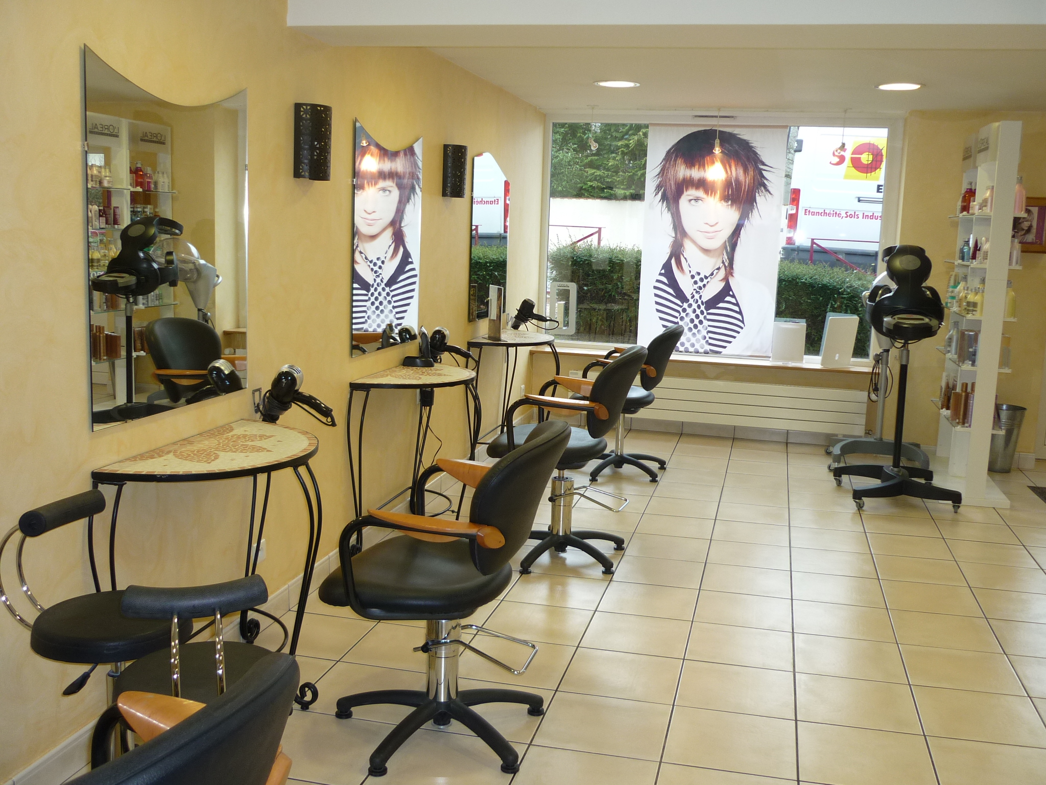 A vendre fonds de commerce de salon de coiffure, à proximité de Dijon (21) au centre d'un village de 2 000 habitants. Parking gratuit devant le salon. Accès PMR.

Il dispose de :
- 4 postes de coiffage
- 2 bacs à shampoing
- 1 salle d’attente
- 1 Labo
- 2 WC
- 1 Laverie + Rangements
- 1 Cabine d'esthétique avec lavabo et douche. (récent)

Chauffage au gaz de ville
Climatisation réversible dans le salon et l'esthétique.

- Clientèle fidèle et régulière.
- Bail en cours : Loyer mensuel 1 100 €

Travaux de rafraîchissement à prévoir dans le salon.
Accompagnement possible.

Prix : 80 000 €