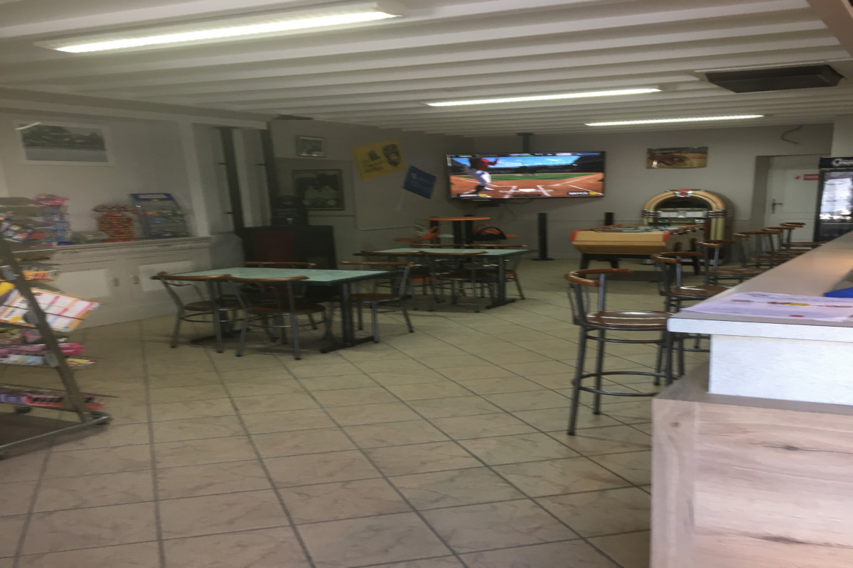 bar tabac FDJ petite epicerie de depannnage gaz petite restauration a emporté etablissement tres bonne etat zone touristique dans le marais poitevin terrain de camping embarquadere centre de vacances boulangerie ect.. prix du fond 115,000 plus murs 135,000