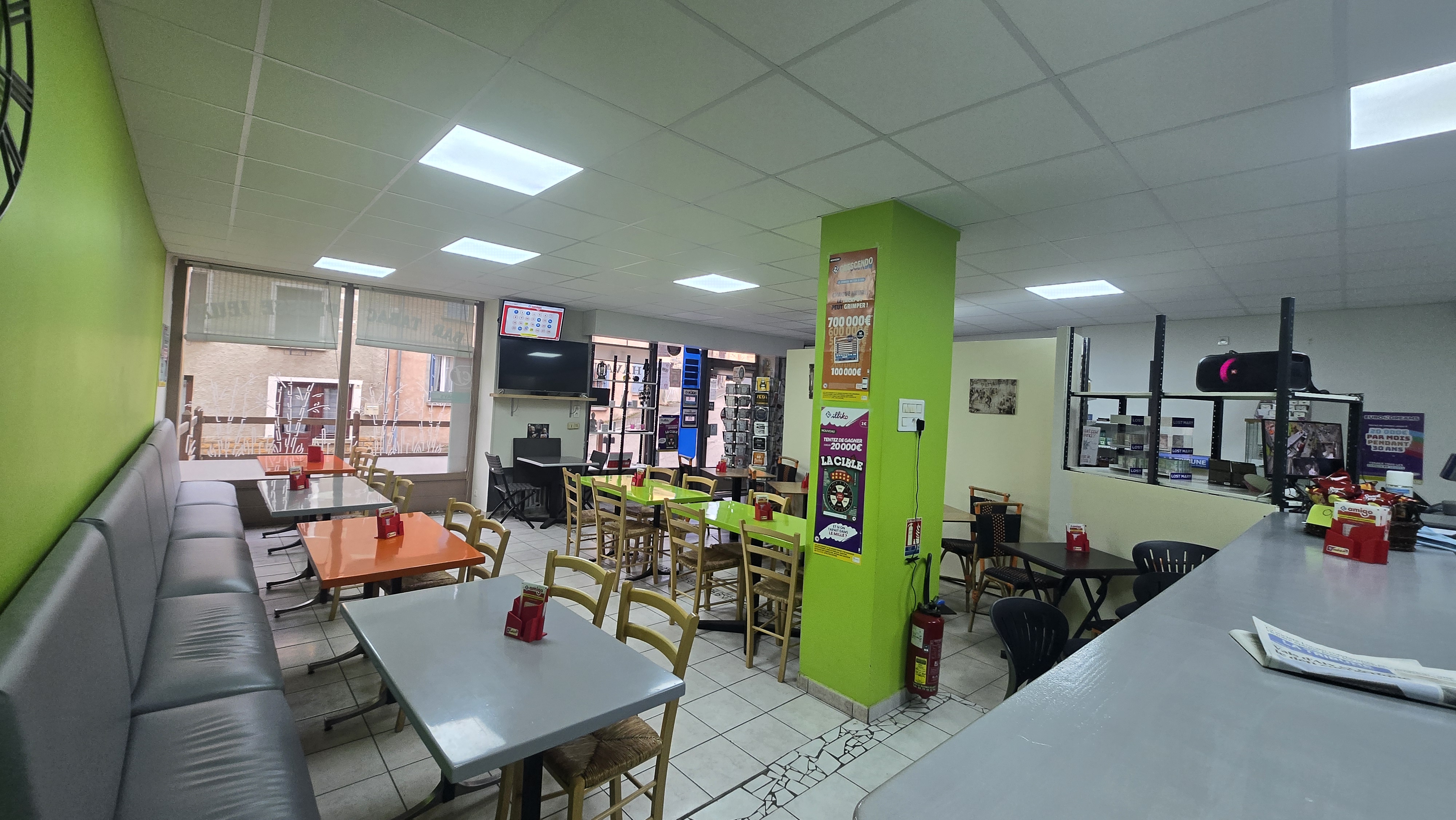 Tabac , Fdj , bar , bimbeloterie 
Idéal pour une personne.
Possibilité de developper du snacking...ou autre
Loyer mensuel 450€.

Possibilité de racheté tout le batiment qui comporte 3 appartements et le commerce ( tous loués ) rentabilité supérieur a 7%  prix sur place si intéréssé

Village d environ 950 habitants , avec commerce de.proximité boulangerie , superette, auberge, ecole, . Nombreuses associations