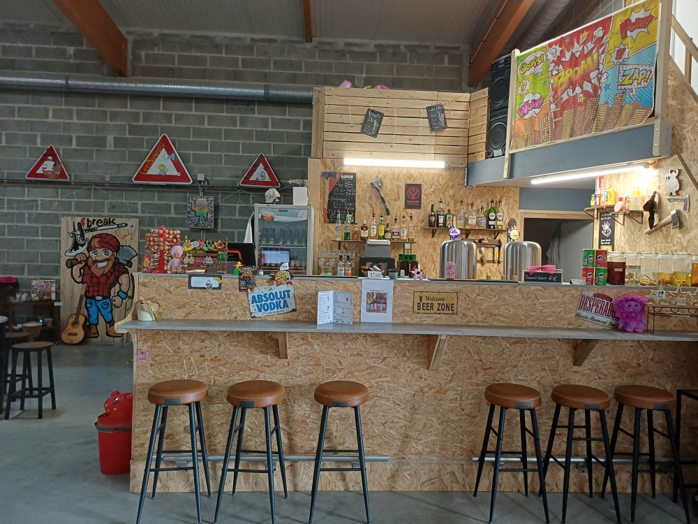 Et si vous repreniez les rênes du H'Break Family ?
À vendre – BAR A THEME SUR LA COMMUNE DE COUTANCES
Vous avez envie de changer de vie, de devenir votre propre patron et de faire vivre un véritable lieu de rencontre ?
 Direction Coutances, dans la Manche, où le H'Break Family recherche son futur repreneur !
Plus qu'un bar, le H'Break Family est un lieu de vie apprécié des Coutançais, où se retrouvent au fil des jours habitués, amis, associations et groupes venus partager un verre, assister à un événement ou simplement passer un bon moment.
Son identité affirmée, sa clientèle fidèle et sa visibilité sur les réseaux sociaux offrent au futur exploitant une base solide pour poursuivre l'aventure et écrire un nouveau chapitre de l'établissement.
 LES ATOUTS DU H'BREAK FAMILY
 Une clientèle fidèle et régulière
 Un établissement immédiatement opérationnel
 Une identité reconnue et une présence active sur les réseaux sociaux
 Une terrasse appréciée dès les beaux jours
 Un lieu adapté à l'animation et aux rendez-vous conviviaux
 De nombreuses possibilités de développement : concerts, soirées à thème, retransmissions sportives, événements, privatisations.
 Une activité pouvant convenir à un couple ou à un entrepreneur souhaitant s'investir dans un projet de proximité
 UN POTENTIEL À IMAGINER
Le H'Break Family dispose déjà de ses habitués et de son identité. Le futur repreneur pourra s'appuyer sur ces acquis tout en apportant sa propre personnalité, ses idées et son concept.
Développer l'événementiel ?
Créer de nouveaux rendez-vous ?
Renforcer l'offre en journée ?
Développer les privatisations ?
Créer un nouveau concept autour du lieu ?
Les possibilités sont nombreuses pour celui ou celle qui saura faire évoluer l'établissement tout en conservant son âme.
 UNE AFFAIRE, MAIS AUSSI UN PROJET DE VIE
Reprendre le H'Break Family, c'est avant tout reprendre un lieu qui a une histoire et une place dans la vie locale.
Que vous soyez déjà professionnel du CHR, commerçant, entrepreneur ou en reconversion, cette affaire peut vous permettre de vous lancer à Coutances avec un établissement existant, une clientèle déjà présente et un potentiel de développement à exploiter.
 Vous avez de l'énergie, le sens du contact et l'envie de faire vivre un lieu ? Le H'Break Family pourrait être votre prochaine aventure.
 Coutances – Manche
 Dossier et renseignements complémentaires sur demande.
Le H'Break Family cherche son prochain capitaine. Et si c'était vous ?