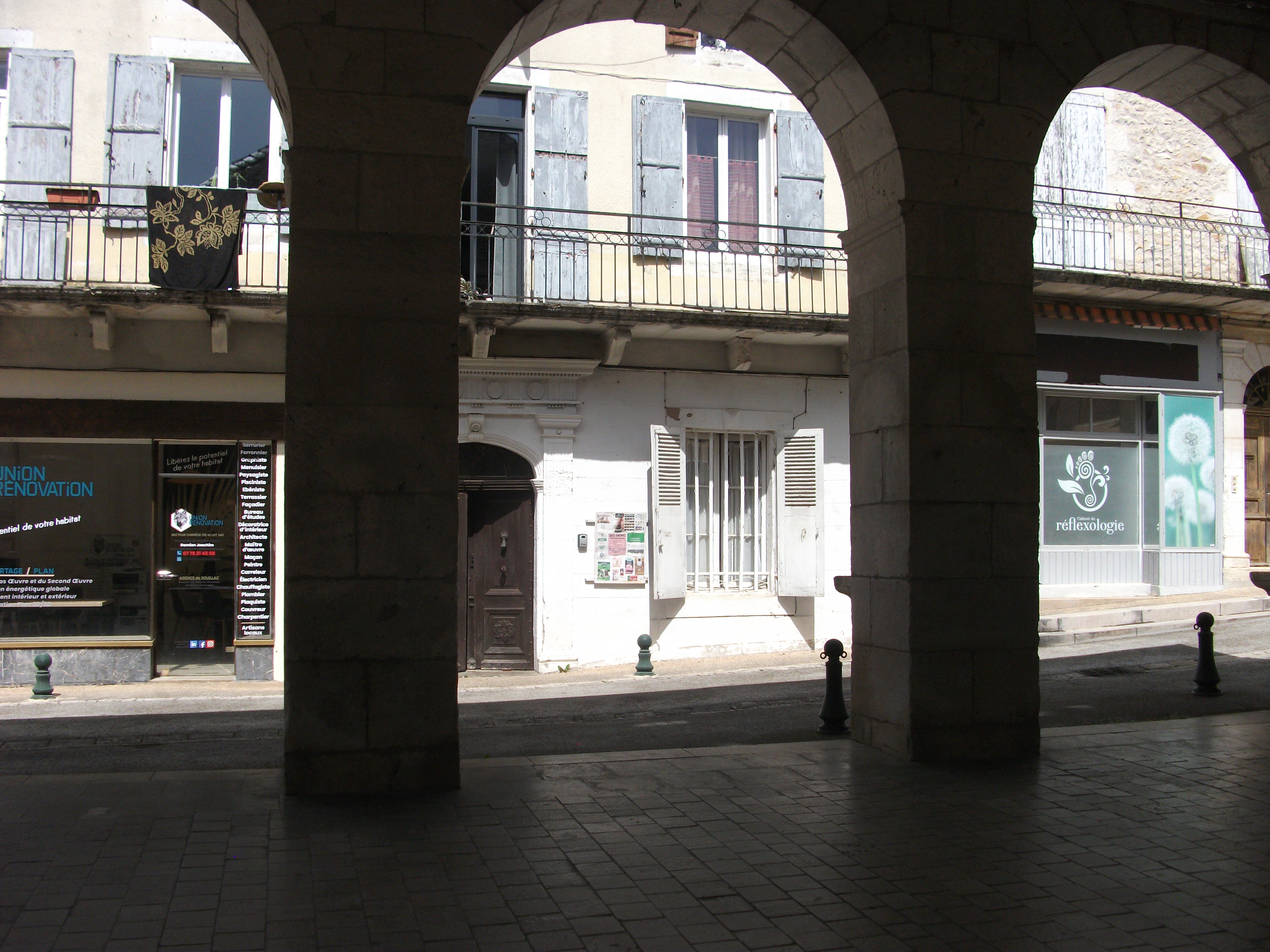FDC BIO dans la belle et agréable région du LOT 46, à  SOUILLAC, proche des lieux touristiques de SARLAT, ROCAMADOUR.. 
Alimentation bio- compléments alimentaires- produits de toilette et d'entretien - cosmétiques - cadeaux.. Relais colis.
Clientèle locale fidèle et touristique. Bonne notoriété depuis sa création il y a 23 ans .Peut encore se développer. 
 Situation en  centre ville dans une rue commerçante à coté de la place du marché-stationnements gratuits- quartier commerçant vivant toute l'année. Beau local fonctionnel, clair, tempéré entièrement équipé pour l'activité. Surface 90 m2  avec 2 grandes vitrines + réserve/bureau avec coin cuisine, fenêtre et seconde entrée ouvrant  directement sur la halle du marché - WC . 
Possibilité d'exercer 2 activités ( avec les 2 entrées distinctes )Possibilité d'agrandissement avec un local voisin.
Accompagnement et formation possibles. Loyer intéressant.  50000 euro + stock