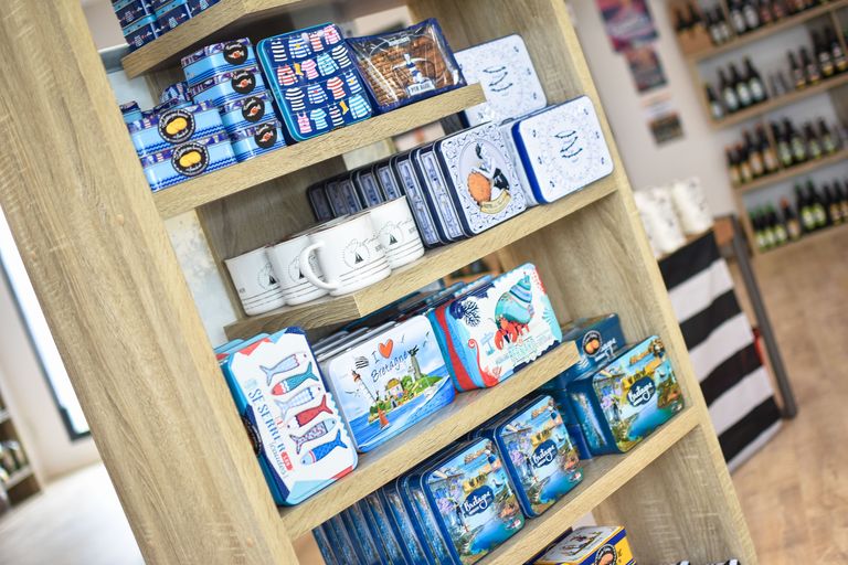 Fonds de commerce magasin spécialisé Breton dans les Côtes d'Armor, (épicerie fine, prêt à porter, décoration d'intérieur, senteurs, cosmétiques). Très beau magasin, très propre et très agréable sur une surface de 475M2 avec réserve et bureau, parking avec place PMR, emplacement route des plages. 
Magasin refait à neuf avec parquet, éclairage leds, chauffage. Loyer 3 300€TTC
Prix vente 29 000€ tout équiper (meubles, informatique, rayonnage, clé en main) + stocks en option.
1 CDI 30H + 1 alternance jusqu'à fin août 2025.