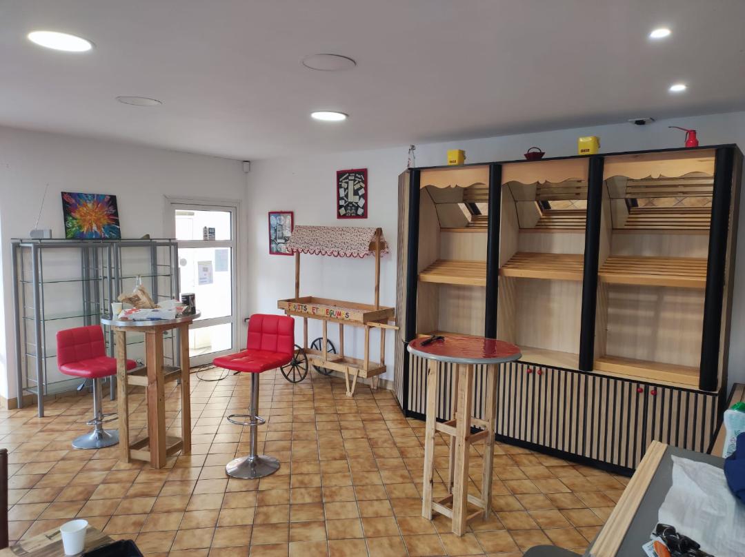 Local commercial 110m2 en rez-de-chaussée,  et logement 95m2 à l'étage. Laboratoire attenant avec plonge professionnelle et remise, prêt à accueillir une activité de restauration, traiteur, pâtisserie, café, ou toutes autres projets. Possibilité d'aménager une terrasse extérieur. Idéalement situé au coeur de l'Aunis, entre La Rochelle et Rochefort, 15mn de la gare TGV de Surgères. 
Ardillières, petite commune résidentielle, avec son école maternelle et primaire, caserne de pompiers, bibliothèque, cabinet d'infirmière, ostéopathe, médecine traditionnelle chinoise, épicerie, diverses associations et artisans.
