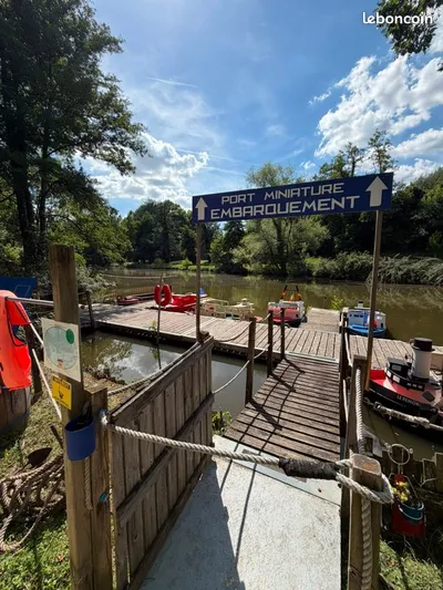 A vendre fond de commerce activité de loisir proposant :  Bateaux électriques, Kartings à pédales pour enfants & adultes Parcours Pit Pat (mini-golf) Boissons, Glaces, Crêpes, Gaufres, (Restauration) Basé sur un lac loué par la mairie de Bergerac, en Dordogne, le port miniature est ouvert d'Avril à fin Octobre le mercredi après midi, week-end et durant toutes les vacances scolaires. La clientèle se compose de familles locales, de touristes et de groupes.