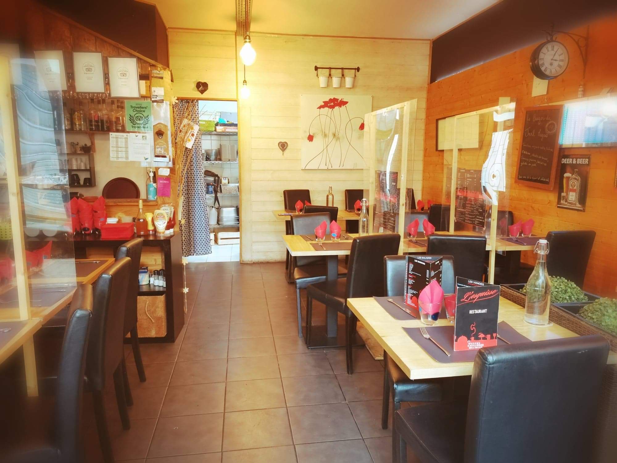Vente du fond de commerce .

Restaurant de 24 places assises situé en plein cœur du centre ville dans une rue semi piétonne,
Vous disposerez également d'une terrasse d'une vingtaine de places assises l'été.

Bon chiffre d'affaire , le restaurant a un salarié qui ne restera pas après la vente (ma compagne) mais à la capacité d'avoir un salarié .
Tout le matériel est récent et révisé.
Depuis la pandémie nous avons développé une carte à emporter qui fonctionne bien.
Si besoin la formation en cuisine peut être assurée suite à l'achat. 

De plus si vous le désirez les murs sont aussi a la vente