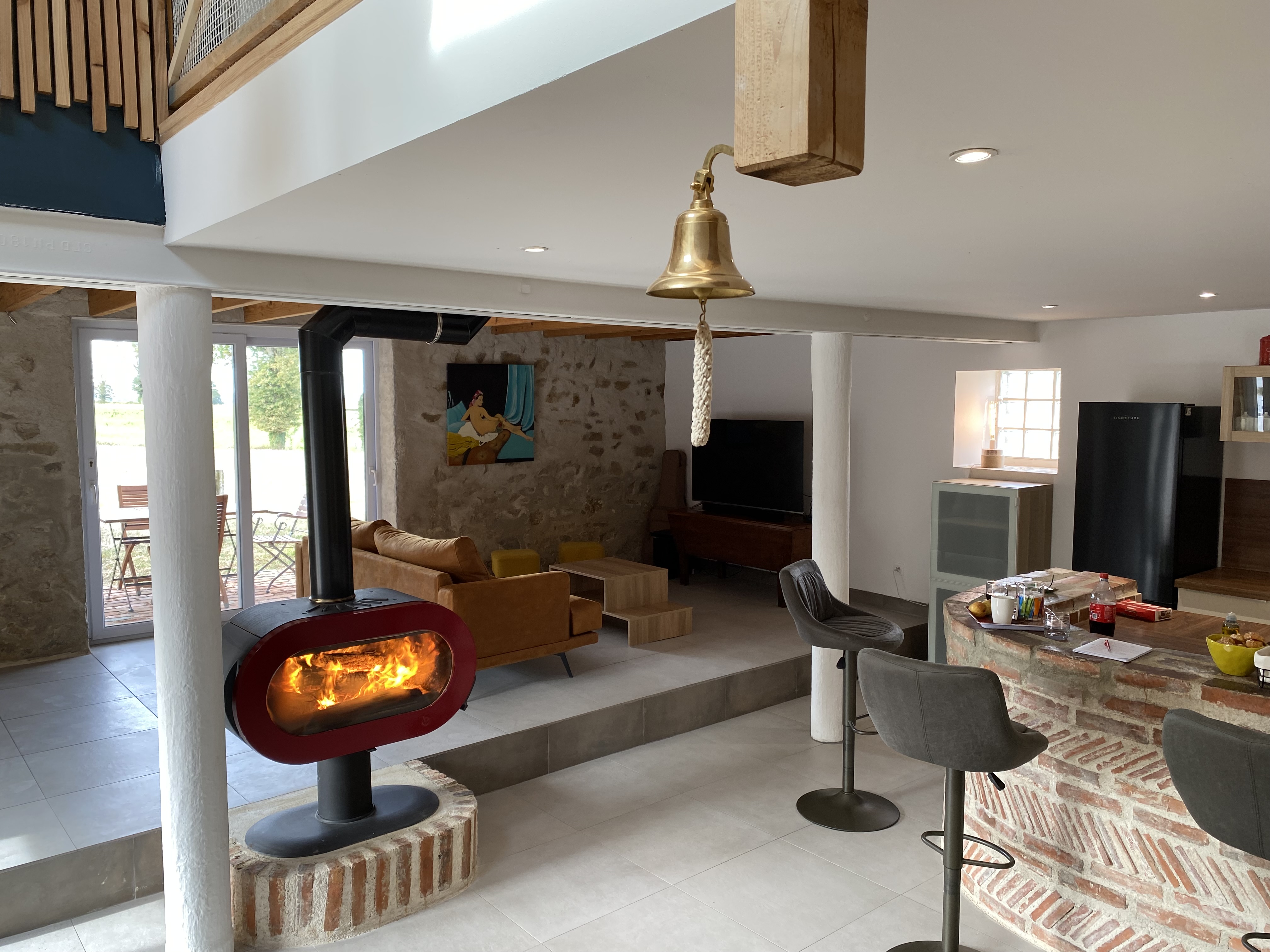 A vendre mur et fond d'une longére bourbonnaise, situé au cœur de l'Allier, à 35 minutes de Vichy, 30 minutes de moulins et 10 minutes de l’autoroute
Retrouvez-vous et ressourcez-vous dans ce gîte alliant agrément du moderne et charme de l'ancien.
Ses atouts et son confort ne vous laisseront pas indifférents !
Rez-de-chaussée : cuisine accessible par 2 marches avec salon et poêle à bois, séjour spacieux avec billard.
UN home cinéma avec son écran de 4 x 3 m, avec une sélection de films en full HD est disponible sous forme de prestation à la demande (renseignements et tarifs auprès des propriétaires).
WC indépendant.
1er étage : 2 chambres pour 2 personnes, une salle d'eau (douche et wc), une mezzanine pouvant accueillir 4 personnes supplémentaires (2 lits de 90x200 cm jumelables + lit 140x200 cm), un espace buanderie avec dressing, lave-linge, sèche-linge, chauffe-eau accessible par 1 marche.
2nd étage : 1 chambre pour 2 personnes avec télévision dont l'accès se fait à l'aide d'un escalier pentu et une salle de bain privative. Salle climatisée et poêle à bois
en plus du gite, un fond de commerce du restaurant est relier a ce bien, tous épiquer et fraichement rénové (isolation, pompe à chaleur etc etc ,fin des travaux 15 juin 2025)
Chiffre D'affairte 30K en 2024
Diagnostics OK Classe D
Pour plus de Renseignements appelé au 0770084767
Merci
Données Financières
Prix de vente : 295000 € 
Précision sur le prix de vente : Prix Négociable
Honoraires : information non communiquée par l'agence
Surfaces et longueurs
Surface : 320 m2 pour le gite 
Surface de 450 m²
Surface commerciale de 1 000 m²
Pour plus de photo ou un rendez vous veuillez nous contactez .
Cordialement