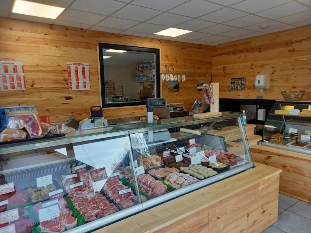 Très belle boucherie/Charcuterie/Traiteur située au coeur d'une station de ski familiale réputée.
Commerce moderne, locaux récents (83 m2), agencement complet (surface commerciale et laboratoire). Affaire idéale pour couple professionnel en recherche d'un cadre de vie idéal et performance commerciale assurée (sans concurrence. Clientèle fidélisée locaux et touristes)
CA moyen :518000€....Marge brute :36%....EBER: 100 000€
Bail commercial échéance 2029...
Loyer mensuel: 713€HT+ Charges(650€/An)