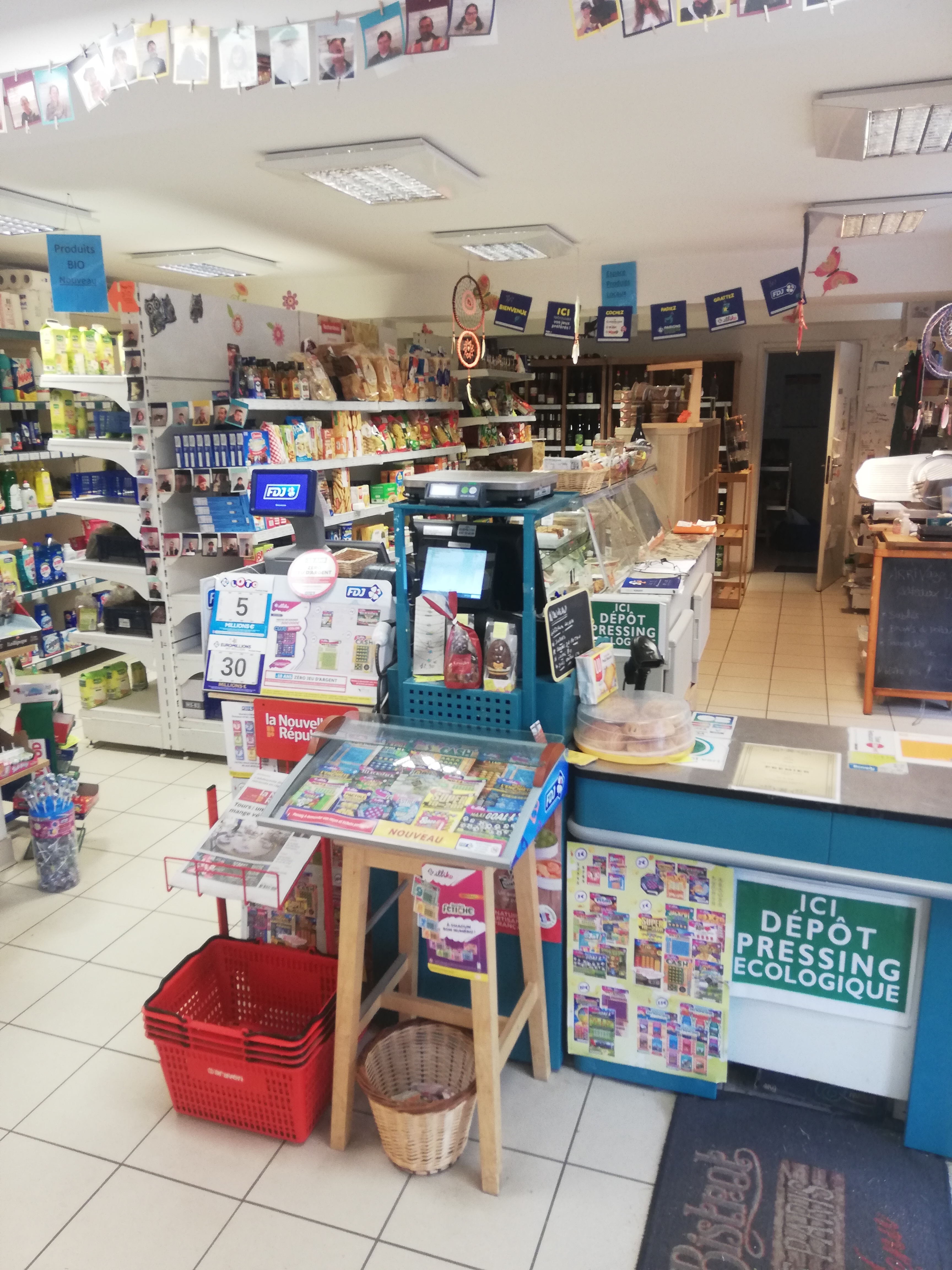 vend fond de commerce bar superette multiservices dans village atypique (village vannerie) au coeur de la touraine
bel emplacement ,clientele fidele
appartement et jardinerie associes
49000 EUROS