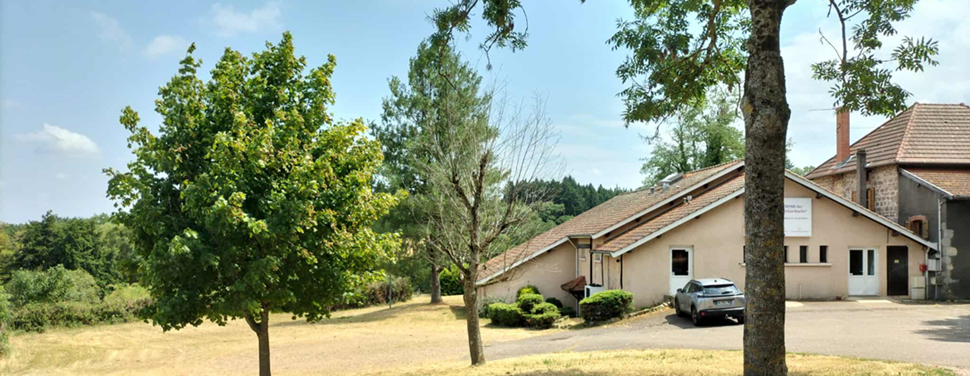 Description : Sur la RD 8, à 15 km de Roanne, Saint Haon le Vieux est un village de la Côte Roannaise très attractif avec une population de 978 habitants. Le village est divisé entre la plaine dédiée à l'élevage, les coteaux occupés par la vigne et la montagne tournée vers la forêt. L'activité économique induite est tournée vers le bois (scierie, maisons en bois), l'agriculture (8 exploitations) et le tourisme (2 restaurants, gites, circuits de randonnée, route des vins de la Côte roannaise, ...).

Activité : Activité actuelle de boucherie charcuterie et plats cuisinés. Locaux aux normes sanitaires et d'accessibilité pour une activité alimentaire.

Locaux : Maison indépendante, terrain végétalisé (5 600 m²), parking.
*RDC : locaux totalement équipés (hachoir, mélangeur, autoclave, four, ...) et fonctionnels pour activité alimentaire : laboratoire 140 m² (4 chambres froides, séchoir), réserve 50 m², magasin 35m², bureau 10 m², sanitaires. 			
*Sous-sol : 250 m² de locaux indépendants à aménager

Prix : 	Ensemble immobilier (bâtiment + terrain) : 262 000 € 		
Tous équipements et matériels pour l'activité actuelle de boucherie-charcuterie-plats cuisinés : 120 000 €

Aides financières : Accompagnement personnalisé des porteurs de projets par les services de Roannais Agglomération. Possibilité d'accompagnement du conjoint. Aides à l'investissement (30 %) Région et Roannais Agglomération. Prêts d'honneur et garantie de prêts en lien avec Initiative Loire et Loire Active.