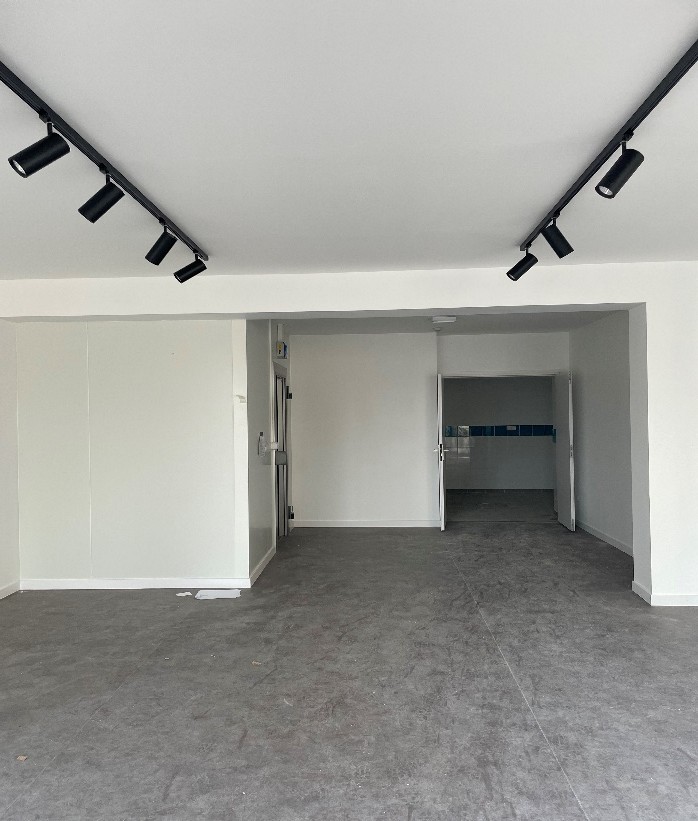 2 Place du Monument – Local à louer !
Devenez commerçant au cœur d’Arleux, capitale de l’ail fumé !
Un emplacement stratégique, une vitrine visible, un accompagnement personnalisé.

Description du local :  

• Surface totale : 124,53 m² 
• Espace de vente : 49,37 m² 
• Deux chambres froides : 7,17 m² et 4,11 m² 
• Zone de travail : 31,45 m² 
• Local poubelle, espace personnel (8,23 m²), grande cave 
• Vitrine lumineuse, excellente visibilité 

Travaux de rénovation terminés en décembre 2025 – Disponible dès maintenant
 
Équipements mis à disposition : 

La commune met gratuitement à disposition un distributeur automatique, équipé de cases sèches et de cases réfrigérées, afin de permettre au futur commerçant de proposer ses produits les jours de fermeture ou en horaires décalés. 
Seule la consommation électrique liée à cet équipement restera à la charge de l’occupant. 
 
Spécialité locale à valoriser : la Côte Arleusienne 
Le futur boucher devra connaître et proposer à la vente la Côte Arleusienne, spécialité locale mise en valeur par l’ail fumé d’Arleux, produit emblématique de la commune.  Le professionnel pourra également créer ou décliner ses propres recettes à base d’ail fumé, afin de valoriser l’identité du territoire tout en affirmant son savoir-faire.

 Loyer et aides communales : 
• Loyer mensuel : 890 € 
• Abattements pour création de commerce neuf : 
    - 50 % la 1ère année 
     -30 % la 2ème année 
     -10 % la 3ème année 
• Délocalisation d’un commerce existant : -30 % la 1ère année 
 
Un territoire engagé pour le commerce local : 

Depuis 2019, la commune d’Arleux bénéficie : 
• du dispositif "Petites Villes de Demain" 
• du programme régional "Redynamisation des centres-villes et centres-bourgs" 

Un cadre propice pour entreprendre durablement !