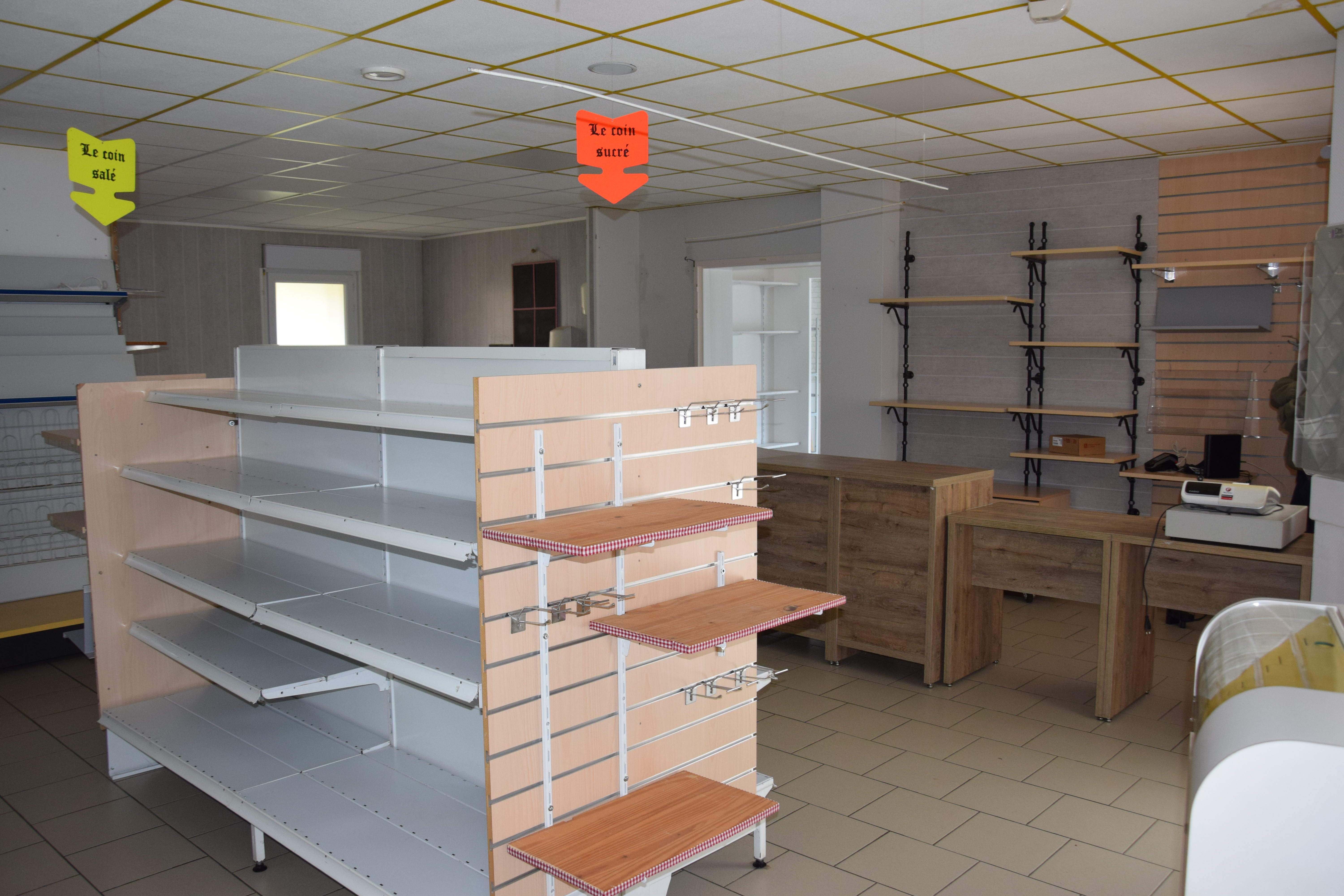 Belle opportunité ! Venez exploiter un restaurant, bar et épicerie, à l’Est d’Albi, à Sérénac (Tarn), un petit village dynamique de 500 habitants. 
La mairie, propriétaire des lieux, a réhabilité une ancienne grange en Cuisine/Restaurant en 2016 qu’elle a associé à la structure Bar/Epicerie crée en 1998.
Celle-ci est idéalement située au cœur du village, à proximité de la place du village, où elle profite de places de parking et de places ombragées à proximité ainsi que d’une belle terrasse.
Le projet prévoit :
Un espace Epicerie / Bar d’environ 100 m², équipé de rayonnage, étagères, vitrine frigo, chambre froide de 2,5 m² et d’un bar à aménager, sanitaire.
Un espace Restauration avec une salle de restaurant de 100 m² ( 50 Couverts ), déjà meublé en Tables et Chaises, Cuisine professionnelle équipée ( Eviers, Four, Hotte, Piano, Armoires Négative et Positive, Espace Plonge ) et sanitaire 
L’ensemble est accessible aux personnes à mobilité réduite
Pas de fonds de commerce à reprendre. 
L’ensemble (locaux commerciaux et licence IV ) est proposé à la location avec un bail précaire dans un premier temps au montant de 100 €/mois et disponible dès à présent. 
Les atouts de la commune : la proximité d’une forêt départementale au sein de laquelle se trouve une base départementale, une école (50 élèves), un tissu associatif dynamique ( comité des fêtes, foot, danse, gym, théâtre), un EHPAD de 70 résidents ainsi qu’un Foyer d’Accueil spécialisé de 50 places d’Internet et de ½ Pension. 
Les futurs gérants devront prévoir un budget pour quelques équipements matériels et mobiliers d'exploitation supplémentaire, en plus de ceux déjà fourni par la commune.
Le commerce a vocation à devenir un centre de vie et d'animation locale, et la mairie est prête à soutenir et à aider les candidats dans ce but. 
Profil de candidat : Affaire idéale pour un couple, dont un professionnel de la restauration. Expérience professionnelle en restauration et en gestion, dynamisme personnel, capacité d’intégration dans le milieu rural, savoir être et relationnel.
Faites nous part de votre acte de candidature à l’adresse annonce-commerce@serenac.fr en précisant votre motivation.