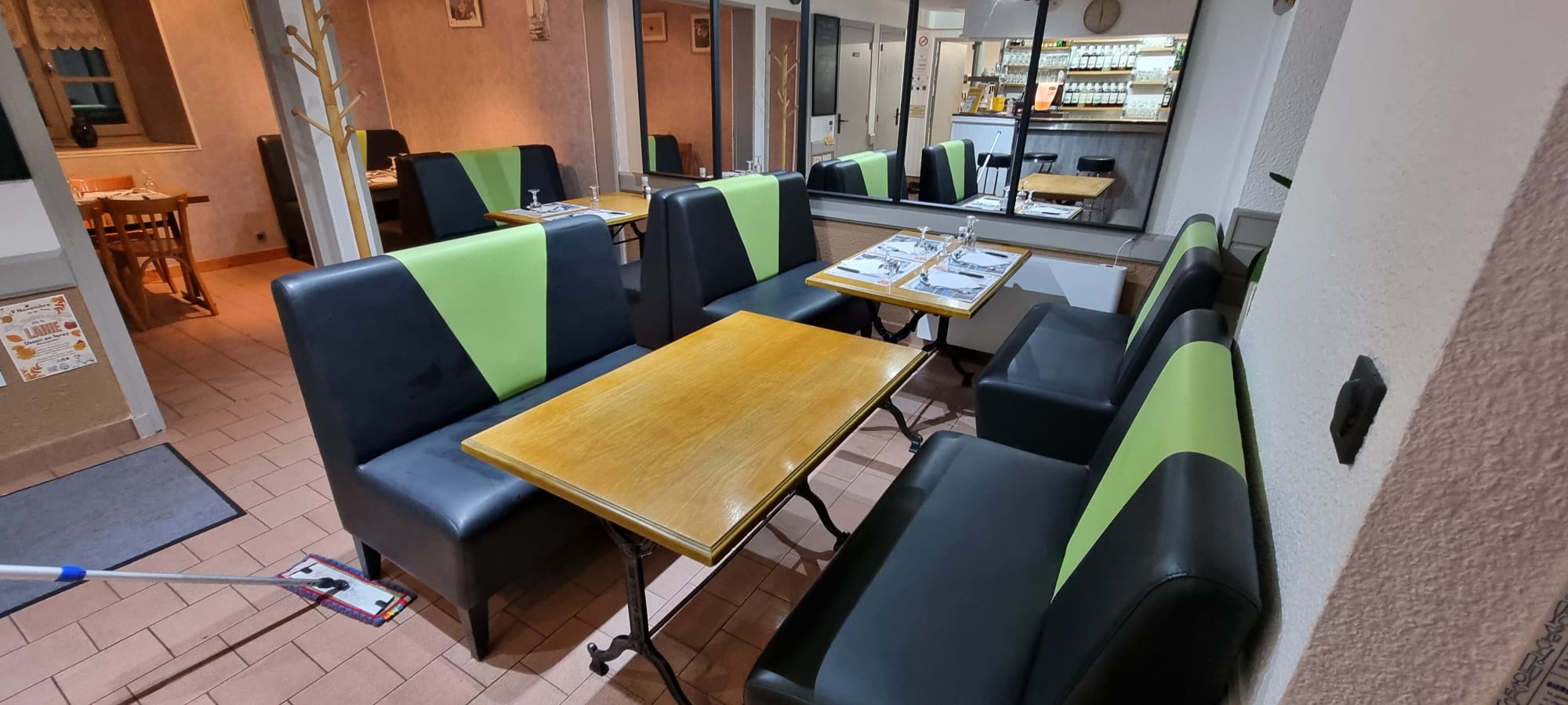 À céder, fonds de commerce de restaurant-bar exploité depuis 2007, situé au cœur des “3 terres”, au carrefour de la Haute-Loire, du Puy-de-Dôme et de la Loire. L’établissement bénéficie d’un environnement de passage intéressant et d’une clientèle locale fidèle, dans une zone de chalandise élargie par la proximité de plusieurs départements. L’activité bar avec licence IV et l’activité restaurant sont bien séparées par la cuisine, ce qui offre une organisation fonctionnelle et confortable. La salle de restaurant est très grande, avec une
capacité d’environ 60 à 65 couverts, et un agencement adapté à une restauration traditionnelle ou conviviale. Le fonds est exploité avec du matériel professionnel (four à pizza, four vapeur, chambre froide, etc.) permettant une reprise dans de bonnes conditions. À ce jour, l’activité n’est pas pleinement exploitée, l’ouverture étant principalement concentrée sur les services du midi, ce qui laisse de réelles perspectives de développement sur les soirs, les week-ends ou des prestations complémentaires. Le local est exploité dans le cadre d’un bail commercial 3-6-9, la mairie étant propriétaire des murs. Le loyer annuel est d’environ 6.445 € HT. Un logement de fonction T3 d’environ 90 m² est également disponible pour un loyer de 220 €. Il existe par ailleurs un potentiel d’évolution vers une activité de chambres d’hôtes, sous réserve de travaux et d’aménagement des chambres. Prix de vente : 49.000 €. Atouts de l’entreprise : ·Emplacement stratégique au carrefour de trois départements. · Clientèle locale fidèle et passage régulier. · Activité bar et restaurant
bien distinctes et fonctionnelles. · Grande salle de restaurant. · Licence IV incluse. · Matériel professionnel en place. · Activité non pleinement exploitée, donc fort potentiel de développement. · Possibilité d’ouvrir davantage en soirée et le week-end. · Logement de fonction T3 disponible à faible loyer. · Potentiel de développement en chambres d’hôtes. · Mairie propriétaire des murs. · Possibilité
d’accompagnement par le cédant. L’entreprise est exploitée en entreprise individuelle. Le cédant part à la retraite et souhaite transmettre son affaire dans de bonnes conditions, avec la possibilité d’un accompagnement du repreneur pendant environ 3 mois. Un Renault Kangoo de 2019 pourra également être cédé en supplément du fonds si nécessaire. Merci de vous adresser au conseiller CCI pour étudier les subventions possibles en cas d'investissements (rénovation, matériel, mobilier etc.).