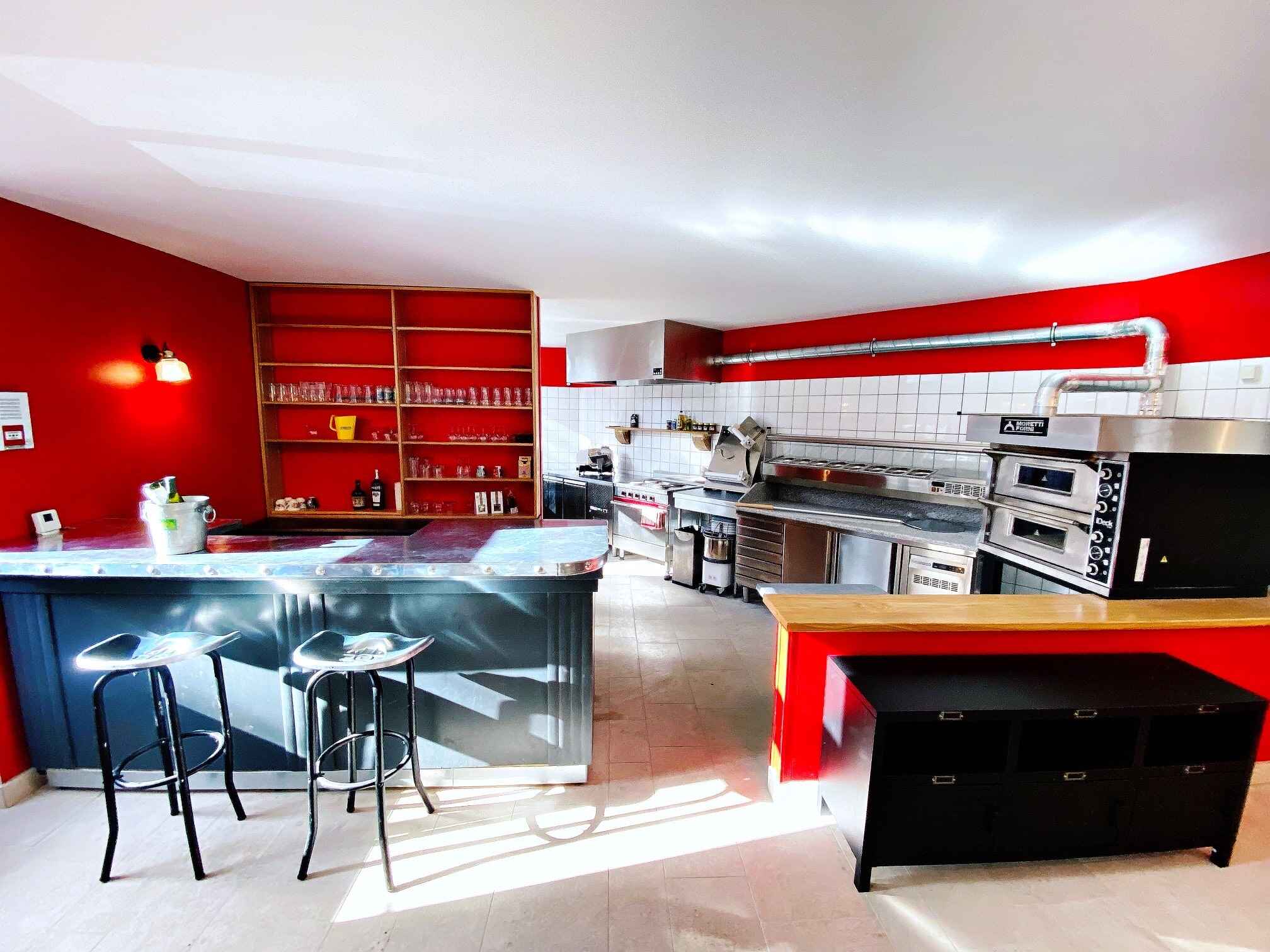 Vous souhaitez vous impliquer dans la vie d’une commune dynamique ?
Vous souhaitez vous reprendre un commerce de proximité ?
Vous recherchez un cadre de vie de qualité ?

Devenez gérant(e) d’un restaurant, libre de suite et tout équipé à neuf. Brasserie, pizzeria, restaurant traditionnel, le champ des possibilités est vaste !

 Aucun investissement majeur n’est à prévoir.

Lieu de vie et d’échange indispensable, le restaurant avec son appartement entièrement rénové est un lieu accueillant où vous pourrez innover, créer un environnement convivial et où vos qualités humaines et professionnelles seront un atout.
Vous bénéficierez du contact avec les habitants attachés à leurs petits commerces et d’une situation idéale dans le village sur un axe fréquenté.
 
DESCRIPTION DU RESTAURANT
    Salle de restaurant de 53 m² plus une petite salle de 10m²
    Espace cuisine 19 m²
    Sanitaires 7,50 m² avec WC normes PMR, WC standard, urinoir et lavabo
    Chaufferie ( pompe à chaleur et plancher chauffant), petit débarras 5,2 m²
    Remise avec frigos, congélateur, cave à vins, réserve alimentaire
    Espace bar 5 m²
    TERRASSE EN ÉTÉ

ÉQUIPEMENT CUISINE
    Four à pizzas 2 chambres de 4
    Hotte de four
    Pétrin
    Trancheuse
    Façonneuse
    Table froide de préparation avec présentoir d’ingrédients
    Table froide standard
    Fourneau ambassade 4 plaques convection forcée
    Hotte dynamique
    Friteuse
    Chariot 2 plateaux
    Congélateur couvercle battant
    Armoire réfrigérée
    Vitrine réfrigérée pour les desserts
    Cave à vin
    Table inox
    1 plonge avec douchette
    1 lave vaisselle
    1 lave main
    1 bar 2,50m avec AR bar réfrigéré
    1 lave verres
    1 machine à glaçons 30 kgs
    1 poubelle 100 litres sur roues

MOBILIER
    18 tables carrées 70-70 avec pieds rétro 4 branches en fonte
    Vaisselier
    34 chaises style tolix
    1 table en chêne 8 personnes
    8 chaises à venir

CONDITIONS COMMERCIALES
Location-gérance du restaurant : 800 € HT par mois
Logement : 400 € TTC par mois
 
 LOCALISATION
MOULINS-ENGILBERT est un charmant petit bourg médiéval de 1600 habitants, avec ses hameaux, situé dans le Parc Naturel du Morvan, dans la Nièvre. Riche de ses patrimoines naturels et culturels situés au centre de la Bourgogne, Moulins-Engilbert est un village attractif et dynamique, au cœur d’une région préservée, entre les grands lacs du Morvan (Panneciere et des Settons)et le Canal du Nivernais. Le villlage est situé à 10 min de la station thermale de St Honoré les Bains et à 30 min du site historique et touristique de Bibracte, vieux de plus de 2000 ans, qui attire plus de 80 000 visiteurs par an.
 
DANS LE VILLAGE
    Professionnels de santé, pharmacies
    EHPAD
    Restaurants
    Commerces divers (grande surface, magasin de producteurs, boulangeries, bars-tabac-presse, magasin de bricolage, coiffeurs, garages, etc)
    Marché le mardi (foire le 1er mardi du mois)
    Marché au cadran chaque semaine, un marché aux bestiaux de race charolaise de renommée internationale
    Services (banques, agence postale, notaires, taxis, artisans, office de tourisme)
    Collège, écoles, centre social, garderie, centre social
    Equipements sportifs
    Associations diverses
    Musée
    Médiathèque

Découvrez plus d'informations sur le territoire en visitant les sites internet de la Communauté de Communes Bazois Loire Morvan, de l'office de tourisme Rives du Morvan et de la ville de Moulins-Engilbert :
https://www.bazoisloiremorvan.fr/
https://www.rivesdumorvan.fr/
https://www.moulins-engilbert.fr/