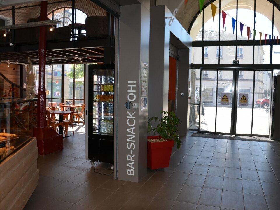 Fonds de commerce à vendre, idéalement situé en plein centre-ville d’Ancenis-Saint-Géréon. Ce local de 104 m², avec mezzanine et possibilité de terrasse sur le domaine public, se trouve sur le parvis des halles. À seulement 40 mètres de la mairie, 100 mètres du château, 200 mètres du pont et d’un collège-lycée, il bénéficie d’un emplacement stratégique.

Le local comprend un espace boutique et une réserve, avec accès possible à des sanitaires pour les clients et le personnel. Refait à neuf en 2019, il est également à proximité de plusieurs parkings en zone bleue, offrant ainsi une grande commodité.

Idéal pour une activité de petite restauration, ce fonds de commerce représente une opportunité unique dans un environnement dynamique et très fréquenté.