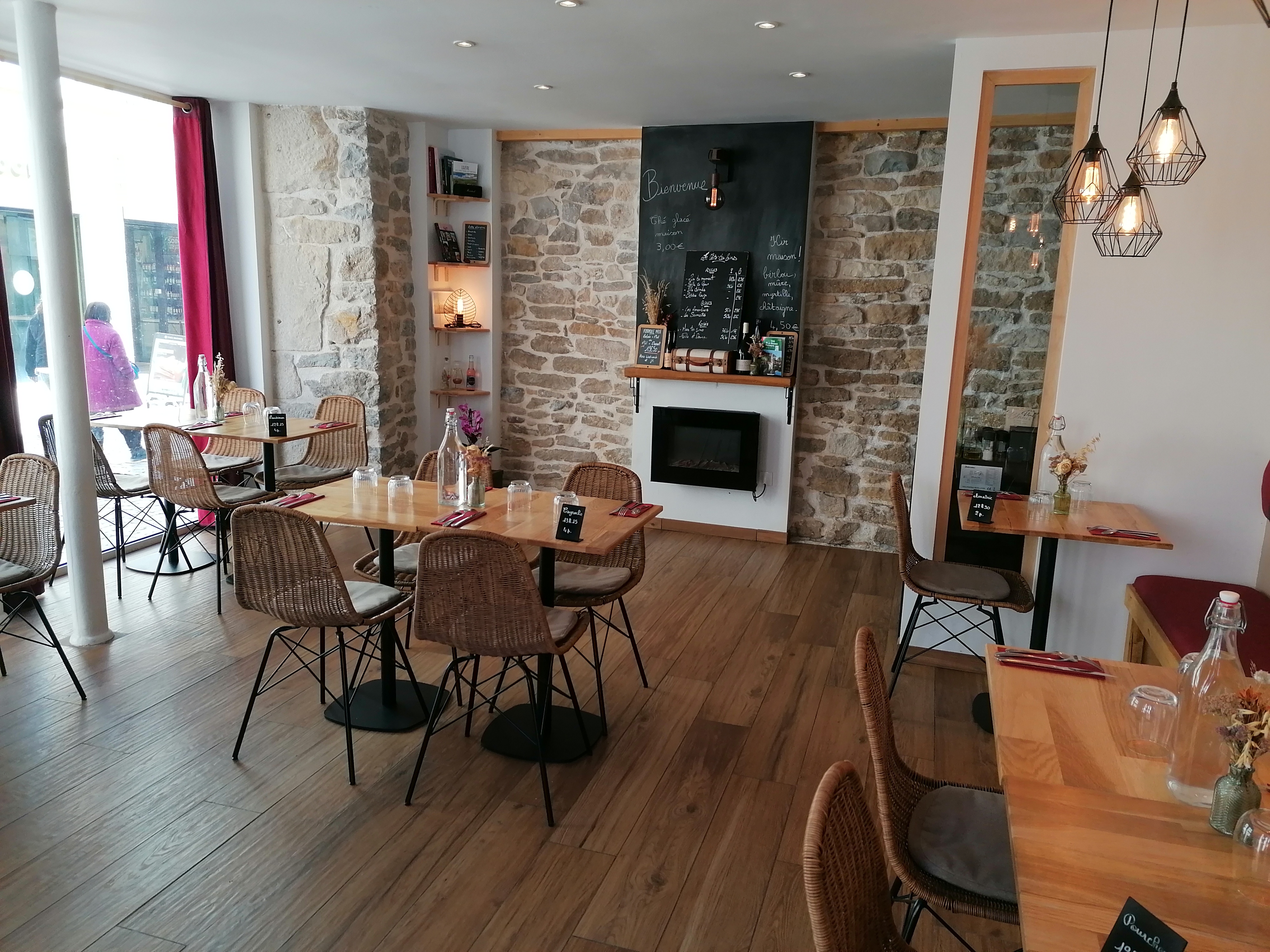 A reprendre dans une ville de 12000 habitants chef-lieu de département, restaurant traditionnel, cuisine locale et de saison, idéalement placé en centre-ville avec une grande terrasse. Le service est assuré le midi et le soir 5j/7. Entreprise familiale ayant une belle notoriété, très bel emplacement commercial. Idéal pour une personne dynamique qui le sens du contact. 2 personnes assurent la gestion quotidienne. 
Vente du fonds de commerce : 90 000€ 
Murs à la location : 650€/mois