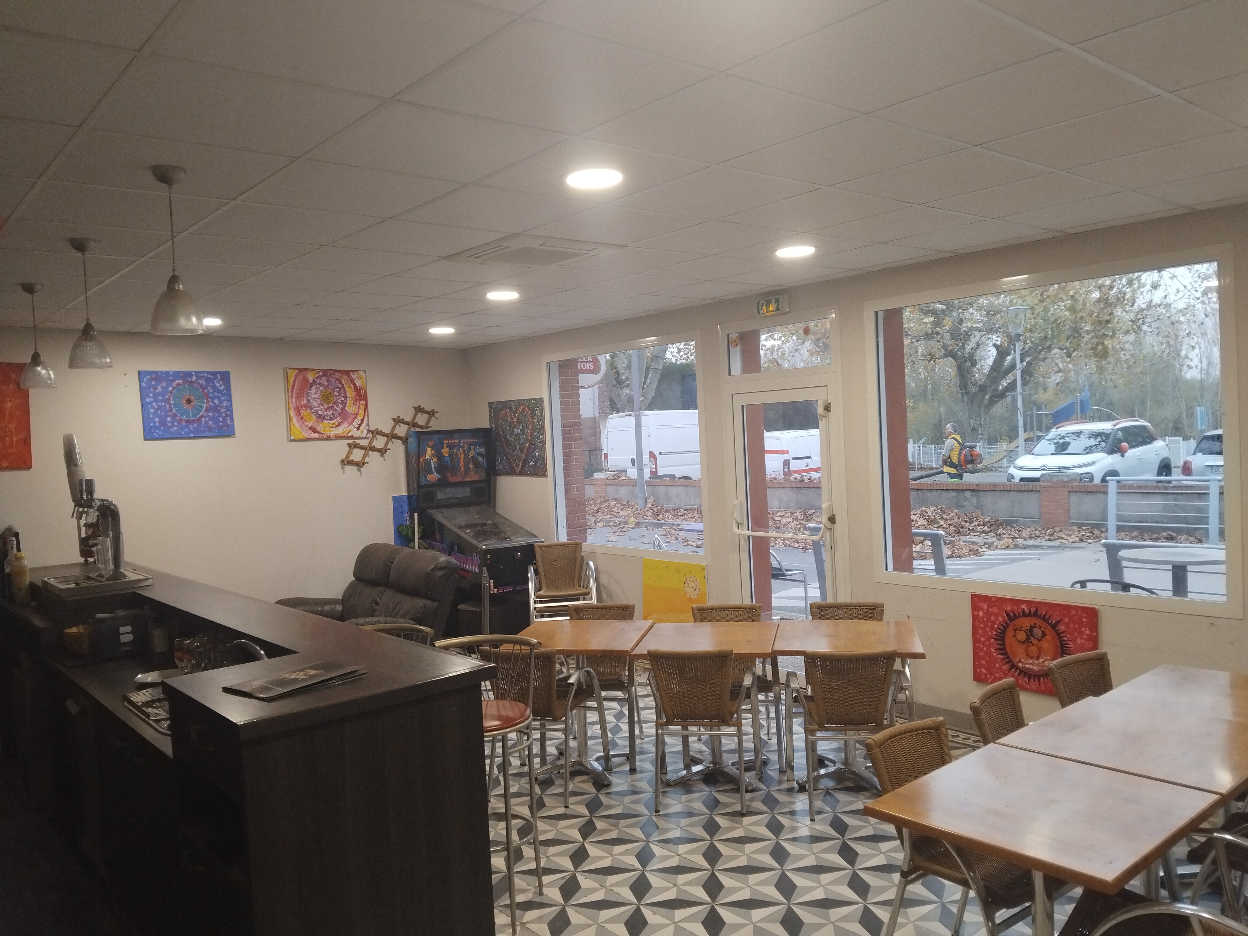 Vend fond de commerce , bar , boulangerie,  pâtisserie,  dans un petit village situé en bordure du Tarn avec parking , terrain de pétanque,  surface commerce 170 m2 , + 170 m2 appartement au dessus , baye  commerciale avec la mairie,  loyer 700 et pour le tout.