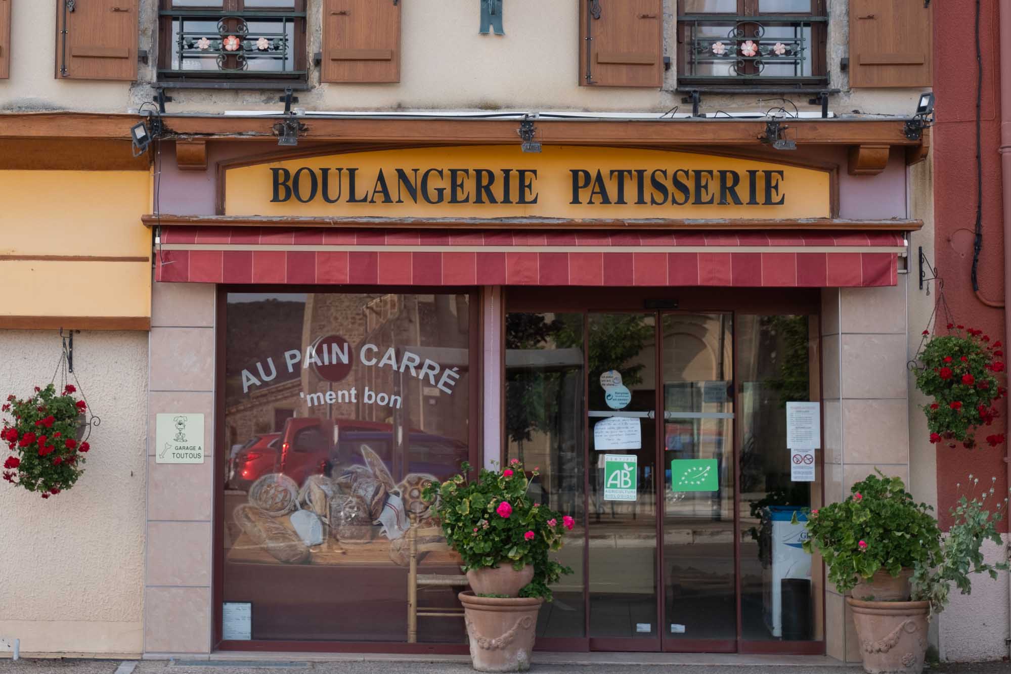 Unique Boulangerie-Pâtisserie au cœur d’un beau chef-lieu de canton de Saône et Loire avec 4000 foyers alentours, sur un axe de passage et sur la place principale du village. Ce commerce est situé dans une belle bâtisse entièrement rénovée, avec un appartement de 10 pièces habitables (7 chambres) et un terrain d'environ 200 m3. Le village présente un fort atout avec de nombreux commerces, une zone de loisirs avec piscine et camping, une crèche, une école maternelle, une école primaire et un collège. Une maison médicale est présente et toutes les commodités sont accessible à pied. Le magasin est spacieux et bien agencé, ainsi que le fournil/laboratoire spacieux et lumineux. Le matériel est en bon état et bien entretenu.