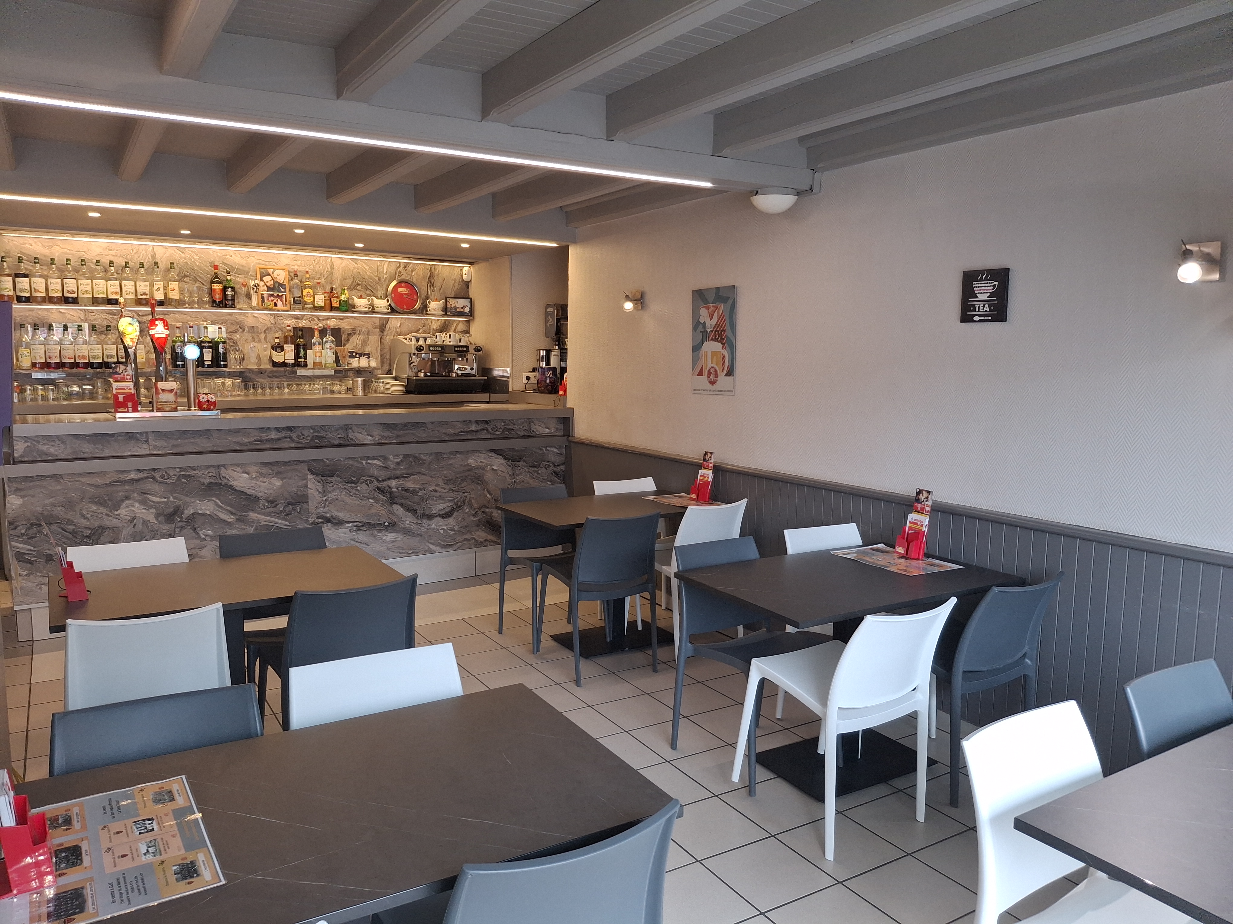 Idéalement situé sur la place du village avec une belle visibilité et un parking à proximité.

Capacité de 20 places assises à l'intérieur.

Terrasse de 20 places.

Salle à l'étage de 55 m2.

Potentiel de développement de l'activité bar.

Possibilité de restauration.

Horaires d'ouverture :
- du mardi au vendredi de 6h30 à 19h30,
- le samedi de 7h à 17h,
- le dimanche de 7h à 13h.
- Fermé le lundi et congés de 4 semaines et certains jours fériés.