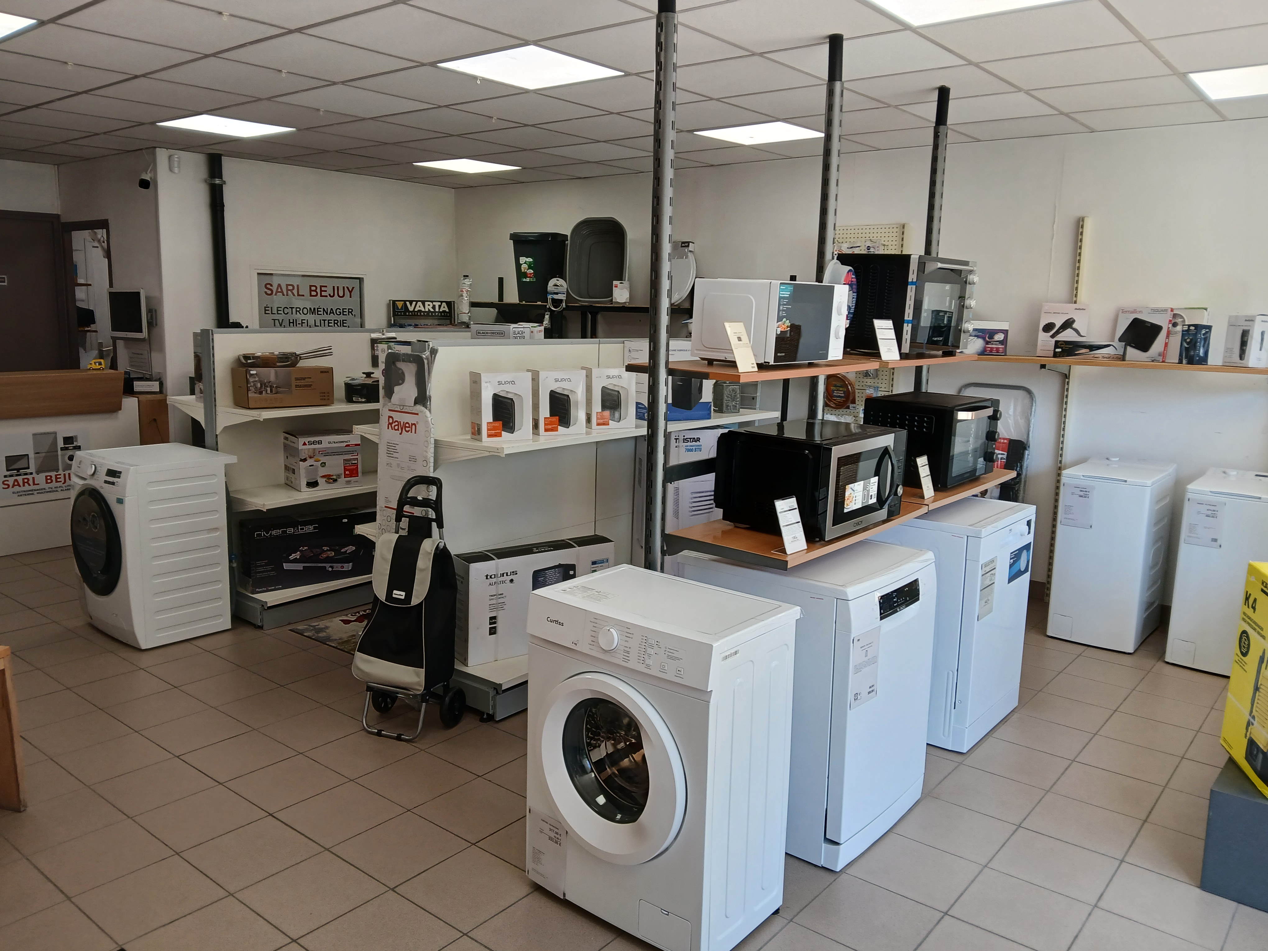 Fond de commerce d'un magasin de vente, dépannage et livraison d'équipement de la maison (électroménager, petit ménager, tv, hi-fi, literie) à vendre.  Service d'installation et dépannage d'antenne (hertzien / satellite) chez les particuliers et dans les copropriétés.

Grand magasin d'environ 160m² tout équipé, grand garage attenant, équipement complet pour les interventions et un véhicule utilitaire. Magasin travaillant sur un large secteur jusqu'à 1h de route (Station de Ski, Foux d'Allos, Valberg, Haut Verdon, Castellane...)

Stock possible en supplément. 

Possibilité de vente de maison récente dans un village voisin.