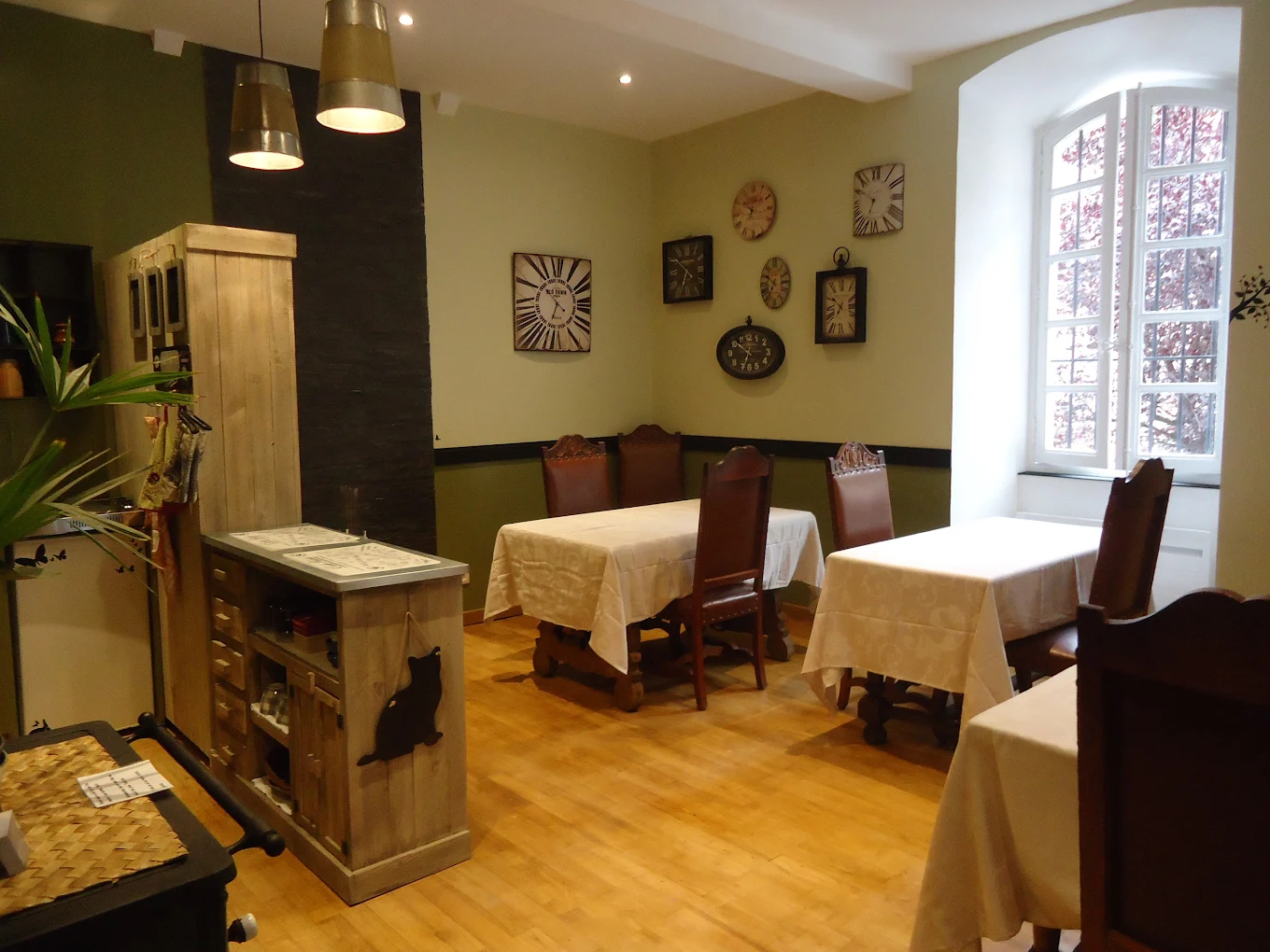 Opportunité exceptionnelle à céder murs et fonds de commerce de 4 chambres d'hôtes de charme et un logement de fonction au cœur de la cité médiévale de Villefranche du Conflent classé à l'Unesco.
Saisissez cette opportunité d'acquérir une magnifique bâtisse en pierre de 1680 de l'ancienne poste du village entièrement rénovée avec goût en 4 chambres d'hôtes nichée dans les remparts d'une cité médiévale fortifié par Vauban, classée au patrimoine mondial de l'Unesco. 
Idéalement située à l'entrée principale de la cité, la propriété bénéficie d'un emplacement de premier choix proche de l'axe routier très fréquenté, reliant la mer à la montagne. Elle se trouve à 1 heure de Perpignan et 1 heure de l'Andorre, garantissant un flux constant de visiteurs.
D'une superficie de 300m² répartis sur 4 niveaux R+3 bénéficiant d'une exposition plein sud, elle comprends : 
- 4 chambres d'hôtes de charme
- Une salle de petit déjeuners convivial
- Un logement de fonction de type T2
Un bien d'exception sans travaux à prévoir
Au total, le bien offre 7 à 8 pièces toutes décorés avec soin ou l'histoire des lieux se mêlent harmonieusement au confort moderne. La toiture est en excellent état.
Prix moyen chambre de 110€
Taxe Foncière 1800€ 
L'ensemble des murs et du fonds de commerce est proposé à 360000€