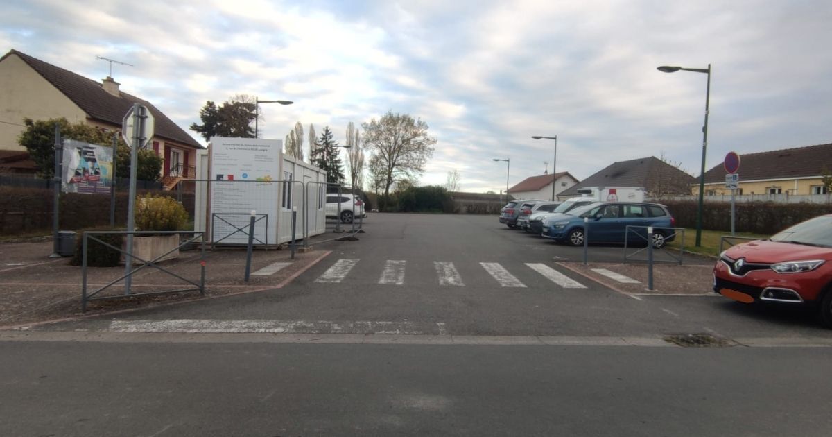 Commune de Lusigny : 
Recherche Gérant /gérante pour un bar restaurant communal, licence IV mise à disposition, locaux en cours de construction, disponible à partir de juin 2026.

Environnement : Commune de 1700 habitants avec axe de circulation important D779 Bourbon Lancy /Moulins – A79 (RCEA) à proximité du PAL.
Commune dynamique avec 2 écoles, accueil de loisir , commerces (boulangerie, boucherie, supermarché…), professionnels de santé, pharmacie. 
Tissus associatifs important.
Zone industrielle à proximité immédiate.
Zone Logistique en voie de développement (Logiparc 03) situé à 5 km 

Bâtiment : Superficie total de 148 m2 
Salle de restaurant 50 M2
Bar 30 M2
Cuisine 28 m²
Terrasse extérieure
Parking face au commerce
Possibilités 40 couverts avec cuisine équipée.
Mobilier à disposition.
LOYER mensuel 780 Euros prêt à exploiter. (Eau et électricité à la charge de l’exploitant)

Candidature à déposer dès maintenant en mairie avant le 15 Mai 2026.
Si vous êtes intéressé(e), faites-vous connaître au 04.70.42.42.00 ou par mail : mairie@lusigny.fr