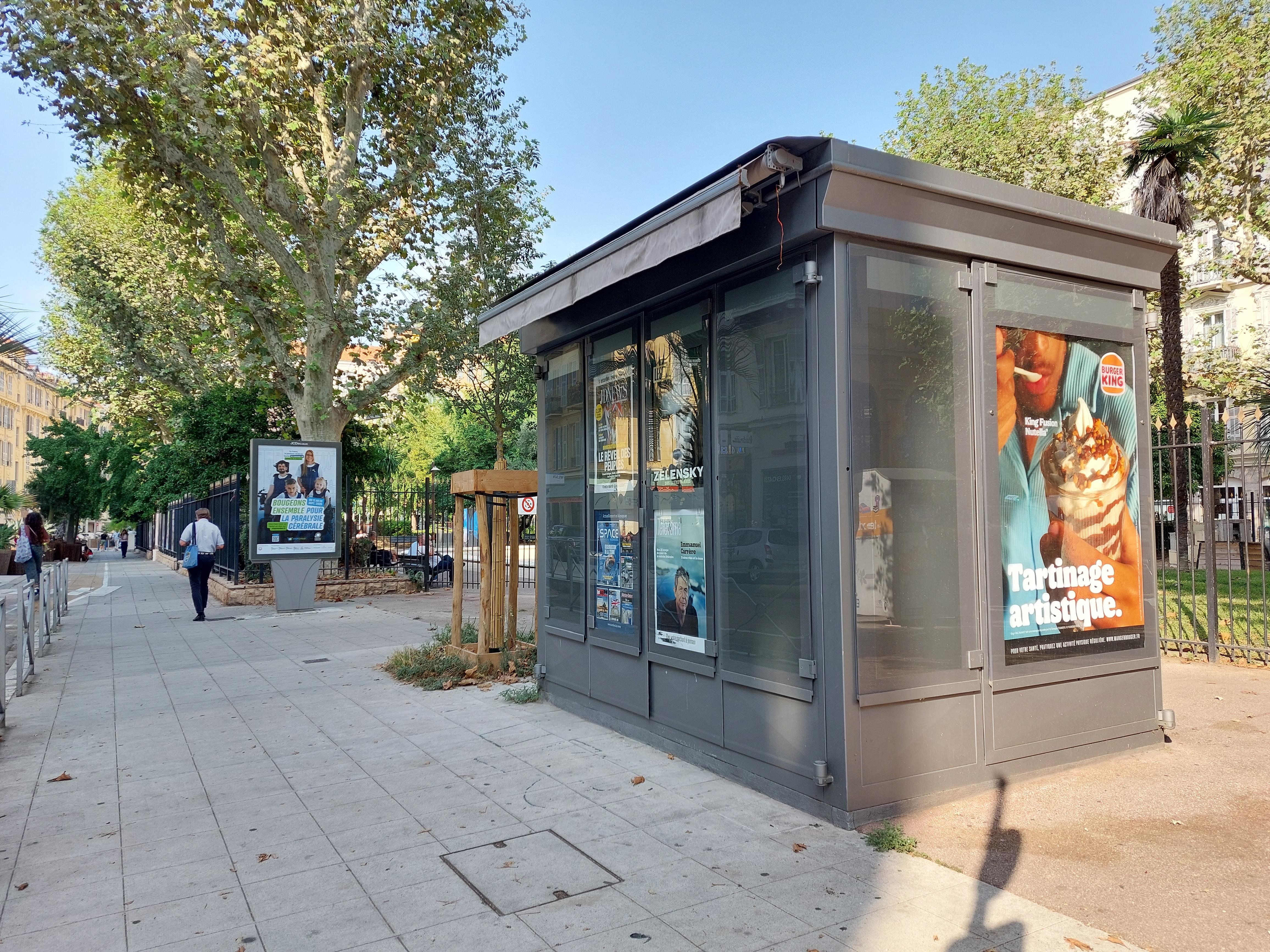 Commerçant en tant que travailleur indépendant donc non salarié (SAS, SASU, SARL, EURL, EI, micro-entreprise…), vous gérez un kiosque Place Wilson (face à La Poste) à NICE.
Le kiosque fait une superficie de 9m2 et il est positionné devant l'entrée du jardin public et à proximité d'un arrêt de bus et de la piste cyclable menant à l'avenue Jean Médecin.

Deux dossiers administratifs sont  à préparer, un pour la partie “presse” (Dépôt de presse SEC) et un pour “la Française des Jeux/FDJ”; pour avoir les validations de ces 2 entités, prévoyez 2 mois minimum avant une ouverture (avec les jeux). Les formations sont également obligatoires.

Les activités (vos revenus proviendront des commissions de ces activités):

Presse nationale(23%) et régionale(14%)
Les jeux de la Française des jeux (FDJ): jeux de grattage, tirage (5%)
Les souvenirs, les cartes postales et cartes évènementielles
Les boissons, les glaces emballées, les confiseries, la bimbeloterie, la librairie

Les charges sont le loyer mensuel 150€ HT -Caution pour le kiosque: 540€ ; caution restituée à la fin sauf anomalies constatées.
Electricité, routeur4G ou box internet
Caisse informatisée avec logiciel intégré de presse(Strator, Bimedia, JDC…): entre 80 et 120€/mois
Assurance
Contrat renouvelé tous les 2 ans jusqu'en 2032

Ouverture 6/7.
7h/7h30 –12h30 et 16h –18 ou19h ou journée continue
Samedi matin (l’après-midi et le Dimanche si vous le souhaitez)
Vous vous adapterez au besoin de votre clientèle et de la fréquentation du quartier.

Vous disposerez de ce kiosque sans droit d’entrée, sans avoir à investir dans un pas de porte ou fonds de commerce. 

Je vous rencontrerai sur place pour vous présenter l'environnement et le kiosque.