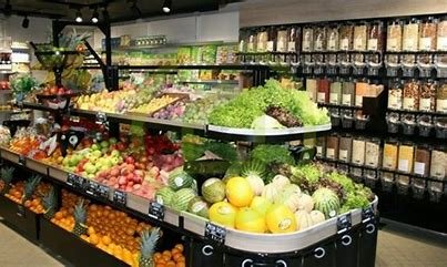 Commerce Alimentaire sous enseigne Nationale 

Emplacement Premium

Situé dans un quartier résidentiel et commerçant de Cannes, cette supérette sous la franchise Casino bénéficie d’une clientèle fidèle et d’un emplacement de choix, avec un fort potentiel de développement.

Caractéristiques du bien :
Surface commerciale : 140 m² Réserve : 70 m²
Beau linéaire de vitrine

Terrasse : 10 mètres
3 agréments en nom propre : Presse, FDJ (Française des Jeux), La Poste

Informations financières et commerciales :

Chiffre d’affaire annuel : 1 100 000 euros

Ebe retraité : supérieur à 120 000 euros avec 3 employés sur le bilan (actuellement 1 employé à reprendre)

Loyer annuel TTC : 58 000 euros

Cession du fonds de commerce : 385 000 euros net vendeur
Bail commercial en vigueur jusqu’en 2032

Cette supérette est un commerce multi-service offrant une gamme complète de services : Presse, FDJ, et La Poste, renforçant ainsi son attractivité pour la clientèle locale.

Le chiffre d’affaire est régulier, et l’EBE retraité est stable, offrant une rentabilité intéressante. Avec seulement 1 employé à reprendre, cette affaire est idéale pour un investisseur ou un repreneur souhaitant maintenir et développer l’activité.

Opportunité à saisir dans un secteur dynamique de Cannes !

Prix de vente 385 000 euros