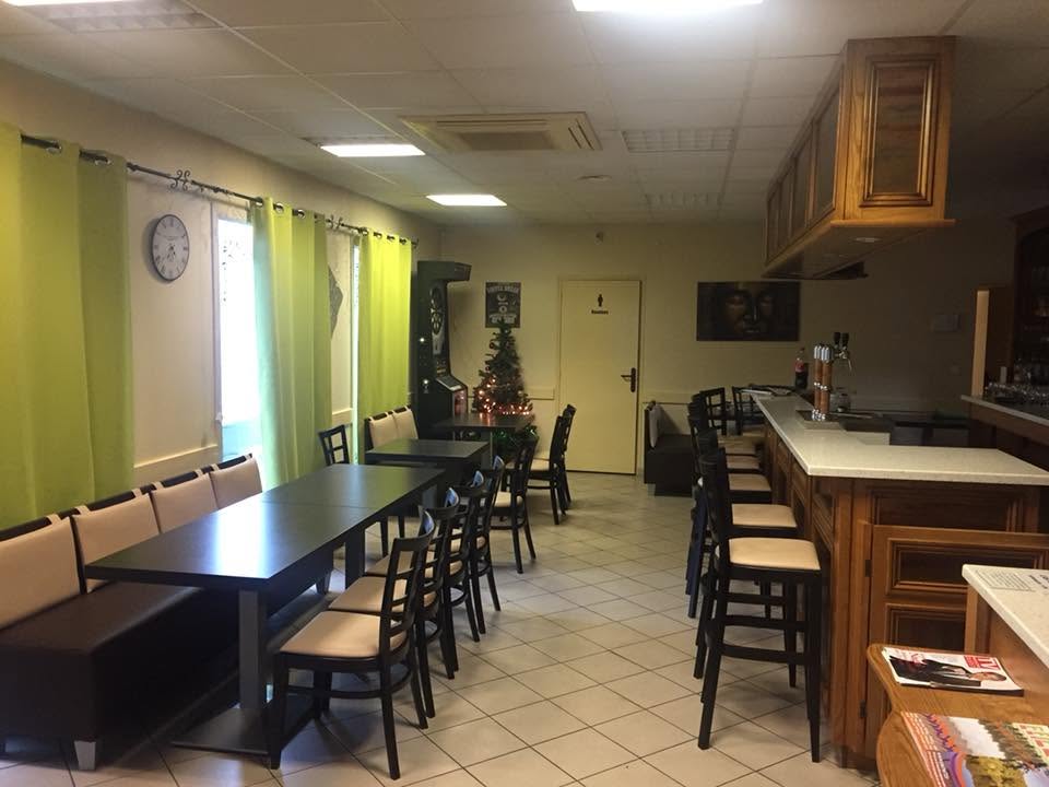 RECHERCHE EXPLOITANT BAR - RESTAURANT - TRAITEUR
LE RELAIS DE LA MARCONNE – DISSÉ-SOUS-LE-LUDE (72)

La Commune Nouvelle du Lude recherche un professionnel de la restauration pour reprendre l'exploitation du Relais de la Marconne, établissement communal situé au cœur du village de Dissé-sous-le-Lude, en Sarthe.

ÉTABLISSEMENT

Bar – Restaurant – Traiteur bénéficiant d'une Licence IV, avec activité de restauration sur place et services complémentaires déjà en place :

Bar
Restaurant
Traiteur
Plats à emporter
Dépôt de pain
Terrasse extérieure

Possibilité de développer des activités complémentaires selon le projet du candidat :

Épicerie de proximité
Point presse
Dépôt de colis
Services de proximité
CHIFFRES CLÉS
Chiffre d'affaires moyen : 110 000 €
Prix du fonds de commerce : 45 000 € (à titre indicatif)
Loyer commercial : 330 € / mois
Redevance Licence IV : 15 € / mois
Logement attenant disponible : 500 € / mois
UN VÉRITABLE LIEU DE VIE

Le Relais de la Marconne constitue un commerce essentiel pour la commune et bénéficie d'un environnement favorable :

École communale active
Association de parents d'élèves dynamique
Une dizaine d'associations locales
Salle des fêtes à proximité immédiate
Nombreux repas associatifs et événements tout au long de l'année
Randonnées, pêche, animations communales
Commune labellisée « Villes et Villages Fleuris »

L'établissement dispose d'un fort potentiel de développement grâce aux activités de restauration traditionnelle, de traiteur et à la réalisation de repas pour les associations, manifestations locales et événements communaux.

PROFIL RECHERCHÉ

Professionnel de la restauration ou couple d'exploitants disposant d'au moins 2 ans d'expérience.

Le candidat devra être en mesure :

D'assurer une ouverture régulière de l'établissement, notamment les week-ends ;
De développer l'activité de restauration et de traiteur ;
De préparer ponctuellement plusieurs centaines de repas lors des manifestations locales ;
De participer activement à la vie de la commune et au tissu associatif.
UNE OPPORTUNITÉ POUR ENTREPRENDRE AUTREMENT

Vous recherchez un projet professionnel alliant qualité de vie, proximité avec la clientèle et implication dans la vie locale ?

Le Relais de la Marconne vous offre l'opportunité de reprendre un établissement reconnu, avec logement sur place, au sein d'une commune rurale dynamique et accueillante.

CONTACT

Mairie du Lude
Place François de Nicolaÿ
72800 LE LUDE

Mairie déléguée de Dissé-sous-le-Lude
15 rue Klébert Vaudron
72800 LE LUDE

Candidature (CV + présentation du projet) :

sonia.pottier@ville-lelude.fr
christophe.maudet@ville-lelude.fr