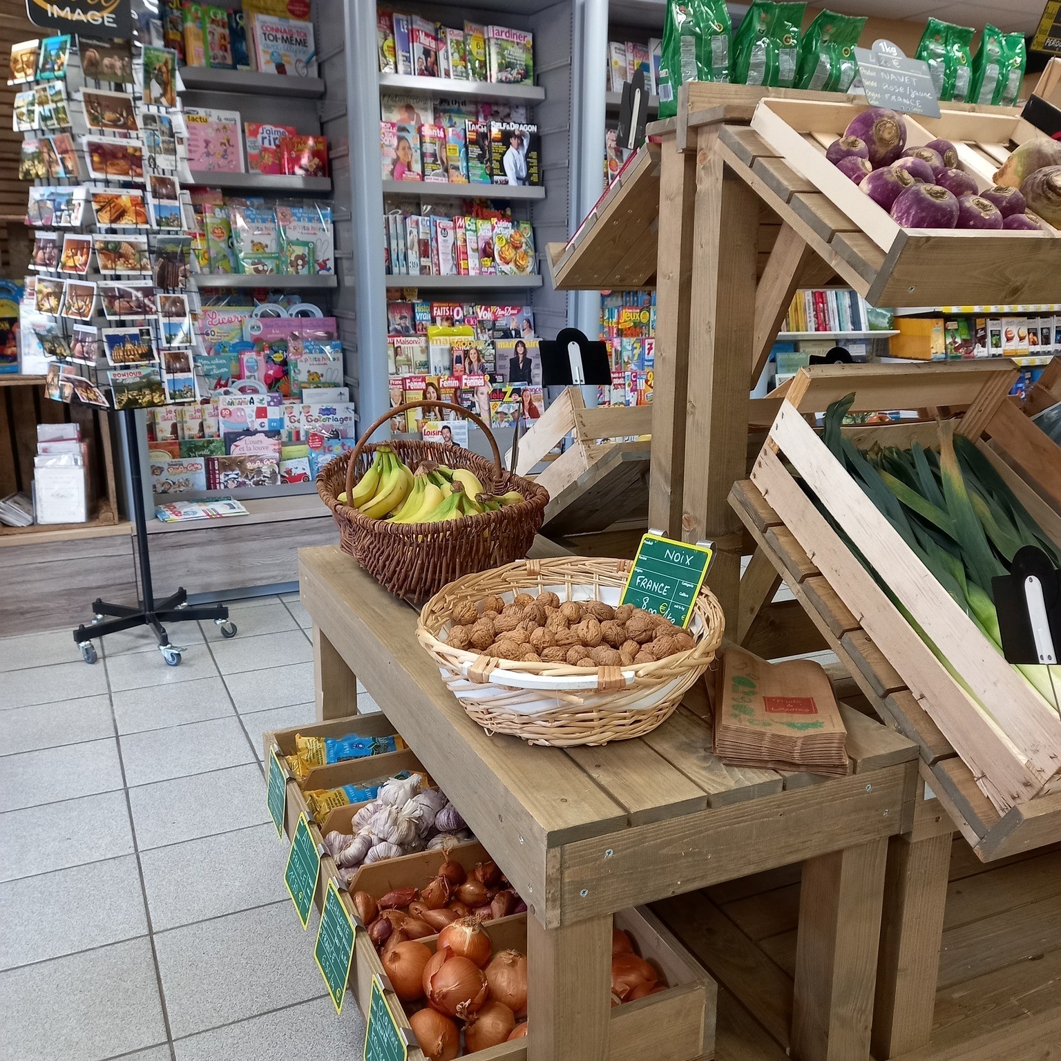 Cette épicerie de proximité, située à Nedde, sur le Plateau de Millevaches au carrefour des trois départements de l’ex-Limousin est à reprendre. Implantée sur la commune depuis de nombreuses années, elle est une composante essentielle de la vie locale et bénéficie d’une excellente réputation. Son emplacement stratégique, en cœur de bourg, à proximité de l’école, des services, d’un village vacances et d’un camping contribue à son dynamisme. 
L’établissement dispose d’une clientèle fidèle : habitants, collectivités locales, associations, ainsi que d’un flux important de touristes attirés par les richesses du territoire, ses sentiers de randonnées et ses sites emblématiques comme le Lac de Vassivière, à une dizaine de kilomètres. 
La gérante actuelle a su développer une large gamme de produits d’alimentation générale de qualité incluant des produits frais (viande, fruits et légumes), des produits locaux et d’épicerie fine. Pour répondre aux besoins de sa clientèle, l’épicerie propose également des services complémentaires : presse, dépôt de gaz, française des jeux, livraison à domicile.
Le rez-de-chaussée à usage commercial, rénové récemment avec goût, est parfaitement fonctionnel. Il dispose de tous les équipements nécessaires (vitrines réfrigérées positives et négatives, vitrine de service, chambre froide, caisse enregistreuse, rayonnages, rôtisserie, trancheuse, etc.) dont la majorité a été renouvelé ces dernières années. 
Cet établissement est idéal pour une personne, ou un couple, souhaitant s’investir dans une activité commerciale en milieu rural tout en bénéficiant d’un cadre de vie de qualité. Les repreneurs pourront bénéficier d’un accompagnement pour faciliter leur installation de la part de la gérante actuelle ainsi que d’un réseau de partenaires de l’accompagnement. 
Prix de fonds de commerce : 60 000 € (hors stock). 
Possibilité de rachat du bâtiment qui comprend, en plus de la partie commerciale, un espace d’habitation situé à l’étage et disposant d’une entrée indépendante. 
Pour plus d'informations ou pour organiser une visite, contactez-nous.