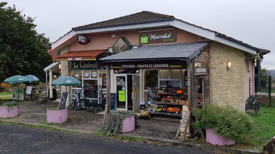 Au cœur d’un village vivant du Lot, Le Cinfeuil est une épicerie-bar-snack de proximité pleinement fonctionnelle, véritable lieu de vie local, aujourd’hui proposée à la reprise.

Le commerce est situé à Saint-Pierre-Lafeuille, sur un axe routier stratégique et très fréquenté : la D820, anciennement route nationale N20, reliant directement la sortie nord de l’autoroute A20 à Cahors.
Cet emplacement offre une excellente visibilité ainsi qu’un flux régulier de clientèle locale et de passage.

Les locaux appartiennent à la mairie, assurant un cadre stable et pérenne, avec un loyer modéré de 700 € / mois.

Activités en place

Le commerce fonctionne actuellement avec :

Épicerie de proximité (produits du quotidien et dépannage)

Bar convivial, point de rencontre du village

Snack / petite restauration

Dépôt de pain

Vente de produits locaux

Conditions de cession

Vente du fonds de commerce

Prix : 90 000 € + stock, hors frais de notaire

Locaux communaux – loyer mensuel : 700 €

Ce commerce conviendra parfaitement à un couple ou à une personne souhaitant :

S’installer durablement en milieu rural

Reprendre une activité existante, saine et reconnue

Bénéficier d’un emplacement stratégique sur un axe très passant

Allier commerce, lien social et qualité de vie

Une opportunité rare pour un projet de vie et d’entreprise en milieu rural, avec une activité complète déjà en place et un emplacement privilégié.

Renseignements complémentaires sur demande.