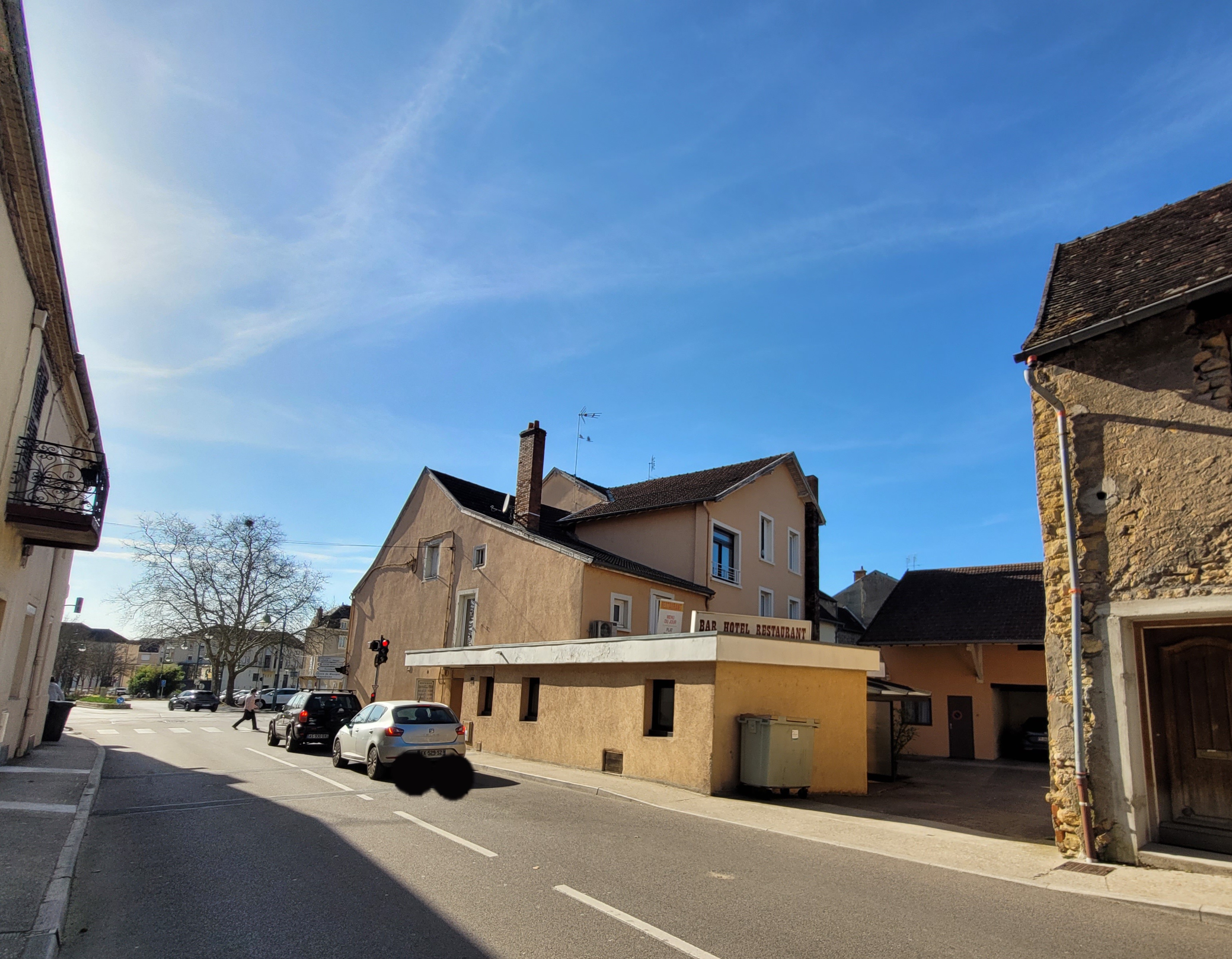 Caractéristiques de l’établissement
	•	Hôtel : 8 chambres (3 simples et 5 doubles)
	•	Restaurant : 76 couverts en salle + 40 couverts en terrasse
	•	Bar : Espace convivial avec une capacité de 22 places assises 
    .   •       Appartement de fonction
	•	Accessibilité PMR : Restaurant et bar adaptés aux personnes à mobilité réduite

Un établissement dynamique et attractif
	•	Fonctionne principalement avec une clientèle d’habitués (ouvriers, VRP, artisans, touristes) pour les menus du jour et autres menus
	•	Afflux touristique important en été avec près de 30 000 visiteurs pour les sessions religieuses 
	•	Ville dynamique avec un fort passage et une clientèle fidèle
