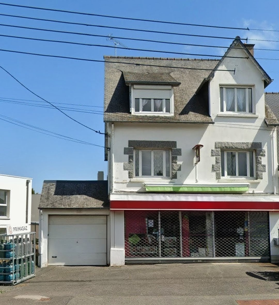 Bien rare sur le marché – potentiel exceptionnel !
Offrez-vous un bien aux multiples possibilités :
100 m² habitables pour votre confort
Isolation extérieure et pompe à chaleur travaux récents
250 m² de local commercial pour concrétiser vos ambitions
Toiture récente
💎 Ce bien unique permet :
De lancer ou développer votre activité
Ou de créer un investissement rentable grâce à une future division possible
⚡ Un seul achat, plusieurs projets:
résidence principale, activité professionnelle, ou stratégie locative.
📍 Un bien évolutif, rare et stratégique