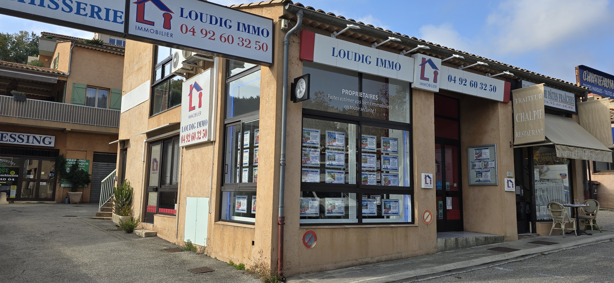 Suite à retraite
Je vends mon agence immobilière, 
Idéalement située à l'entrée  d'une zone commerciale, à côté  de la Poste.
25 ans d'existance,  je laisse tout en place, bureau, vitrine avec affiches vitrine à led , ordinateurs, meubles et 25 années d'archives informatique.
L'agence fait 73 mètres, pouvant accueillir au moins 8 personnes avec chacune son bureau, ordinateur, téléphone,  rangement...