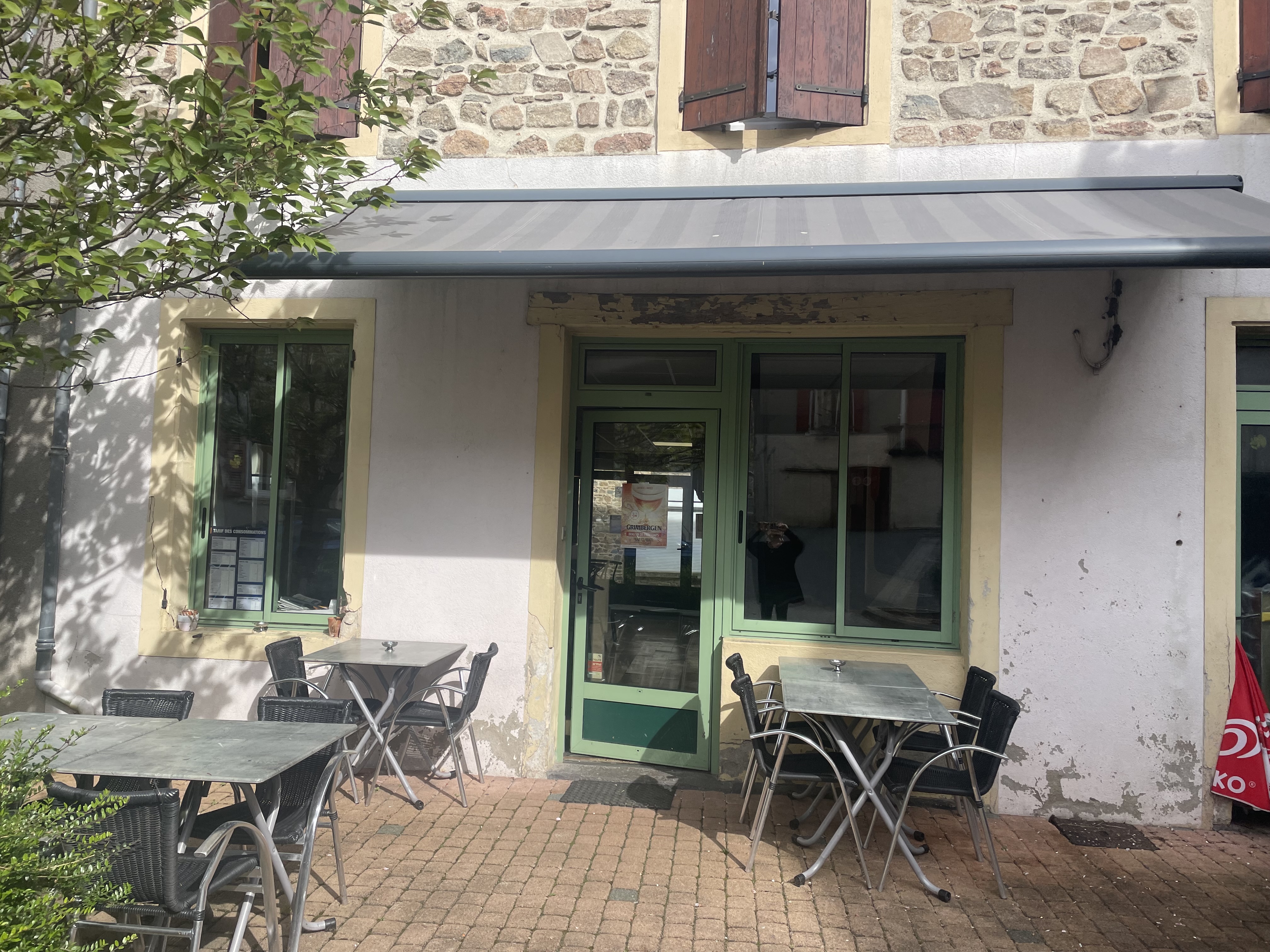 Bar pizzeria à 1h de Lyon 30 min de Roanne 5 min du lac des sapins dans un village convivial avec plusieurs commerces et écoles bar avec 2 terrasse au 1er une grande salle à rénover et au 2eme un appartement de 3 chambres 
Loyer  commerciale de 912€ ( tout compris) 
Contactez moi pour plus de renseignements et de photos