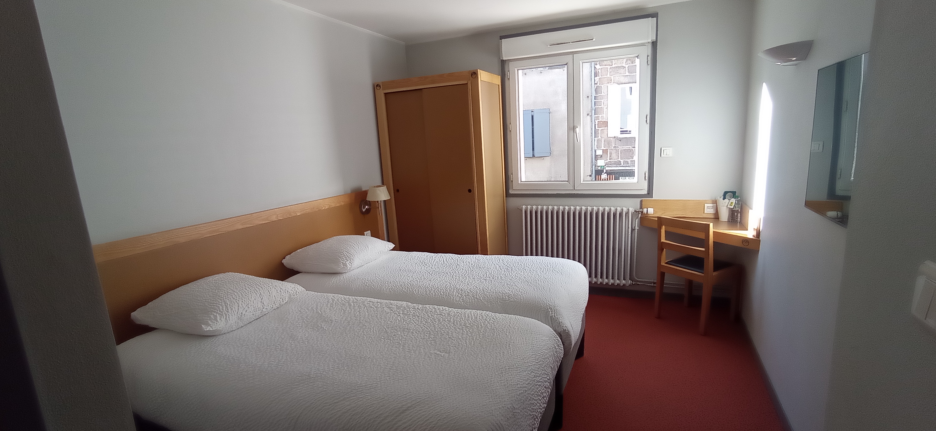 Situé au cœur d’YSSINGEAUX, sous-préfecture dynamique de Haute-Loire et carrefour entre Saint-Étienne et Le Puy-en-Velay, l’Hôtel Le Cygne est un établissement reconnu bénéficiant d’une excellente visibilité en centre-ville et d’une clientèle fidèle professionnelle et touristique. 

L'établissement exploité sous enseigne Logis Hôtels dispose de 10 chambres pour 28 couchages, d'une surface d'environ 630 m², d'un parking privé, d'une terrasse et d'un espace petit-déjeuner récemment modernisé. Les chambres ont bénéficié d'investissements récents : renouvellement de la literie, téléviseurs et divers équipements. 

L'hôtel accueille principalement une clientèle professionnelle à l'année (entreprises, techniciens, commerciaux, grands comptes) ainsi qu'une clientèle touristique en saison. La situation géographique permet également de bénéficier des flux liés au lycée agricole, à l'École Nationale Supérieure de la Pâtisserie et aux nombreux événements du territoire. 

L'établissement était classé 2 étoiles jusqu'en 2023 et répond toujours à un niveau de prestation correspondant à cette catégorie. Il est référencé au sein du réseau Logis, véritable atout commercial et de visibilité. 

Fort potentiel de développement :
- réactivation d'une activité restauration ;
- création d'un espace bien-être/spa ;
- développement commercial et digital ;
- aménagement du 3ᵉ étage actuellement libre, permettant la création de 5 chambres supplémentaires, suites, appartements ou logement de fonction. 

Les réseaux (eau, électricité, évacuations) sont déjà en attente. 
Le fonds est exploitable immédiatement sans investissement majeur. Il conviendra parfaitement à un couple souhaitant reprendre un établissement bénéficiant d'une clientèle existante et d'un important potentiel d'évolution. Le cédant est disposé à accompagner le repreneur pendant un mois afin de faciliter la transmission. 

Prix du fonds de commerce hôtel : 99.000 €

Loyer mensuel : 1.560 €

Bail commercial jusqu'au 01/07/2028. 

Possibilité complémentaire d'acquérir le fonds de commerce bar-restaurant situé en face de l'hôtel (licence IV, 16 places intérieures + 25 en terrasse, cuisine professionnelle refaite à neuf en 2021), pour 40.000 € supplémentaires.

Une opportunité rare pour reprendre un établissement emblématique d’YSSINGEAUX, disposant d'une clientèle récurrente et de nombreuses perspectives de développement.

La CCI n’intervient à aucun moment dans la transaction et ne perçoit aucune commission sur la vente. En cas de reprise de l’établissement, nous vous invitons à prendre contact avec votre conseiller CCI afin d’étudier les dispositifs d’aides et de subventions mobilisables pour accompagner d’éventuels investissements : travaux de rénovation, acquisition de matériel, mobilier, ou tout autre projet de modernisation.